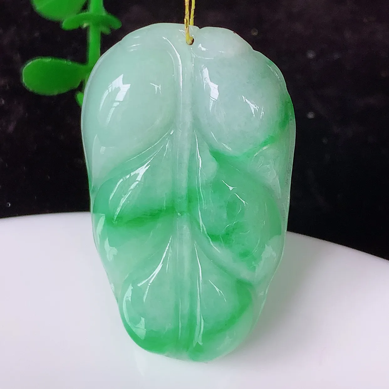 自然光实拍，冰润飘绿翡翠叶子吊坠 ，种水足，色泽清新，工艺精湛，叶子寓意美好；金枝玉叶，事业有成。#