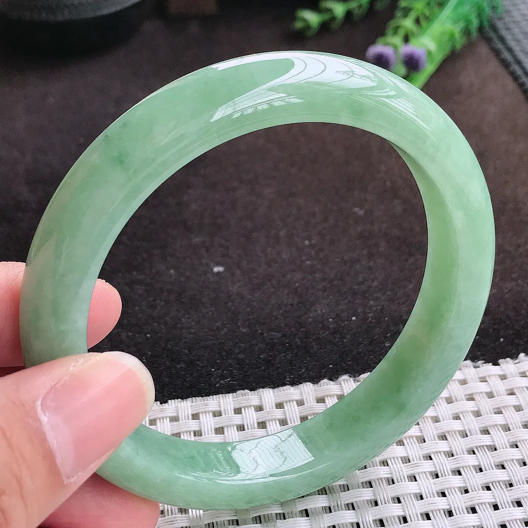 自然光61.5/12.2/8.8老坑精美温润满绿手镯大圈口宽边翡翠玉镯手环