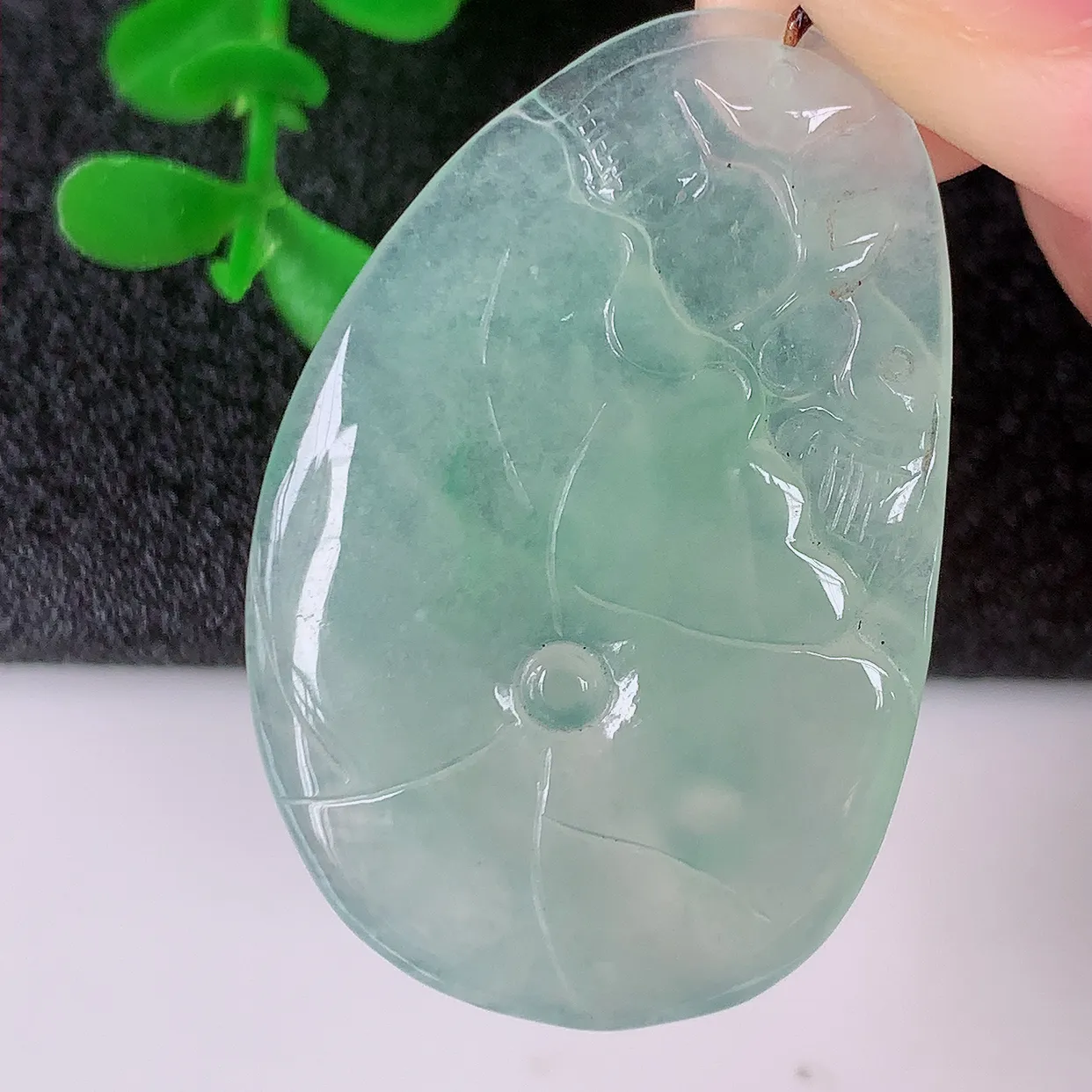 自然光实拍，冰种满绿翡翠荷叶鱼、和和美美玉坠，财源广进，自然隐逸、荷本是素不着尘之物，有和美之寓意。