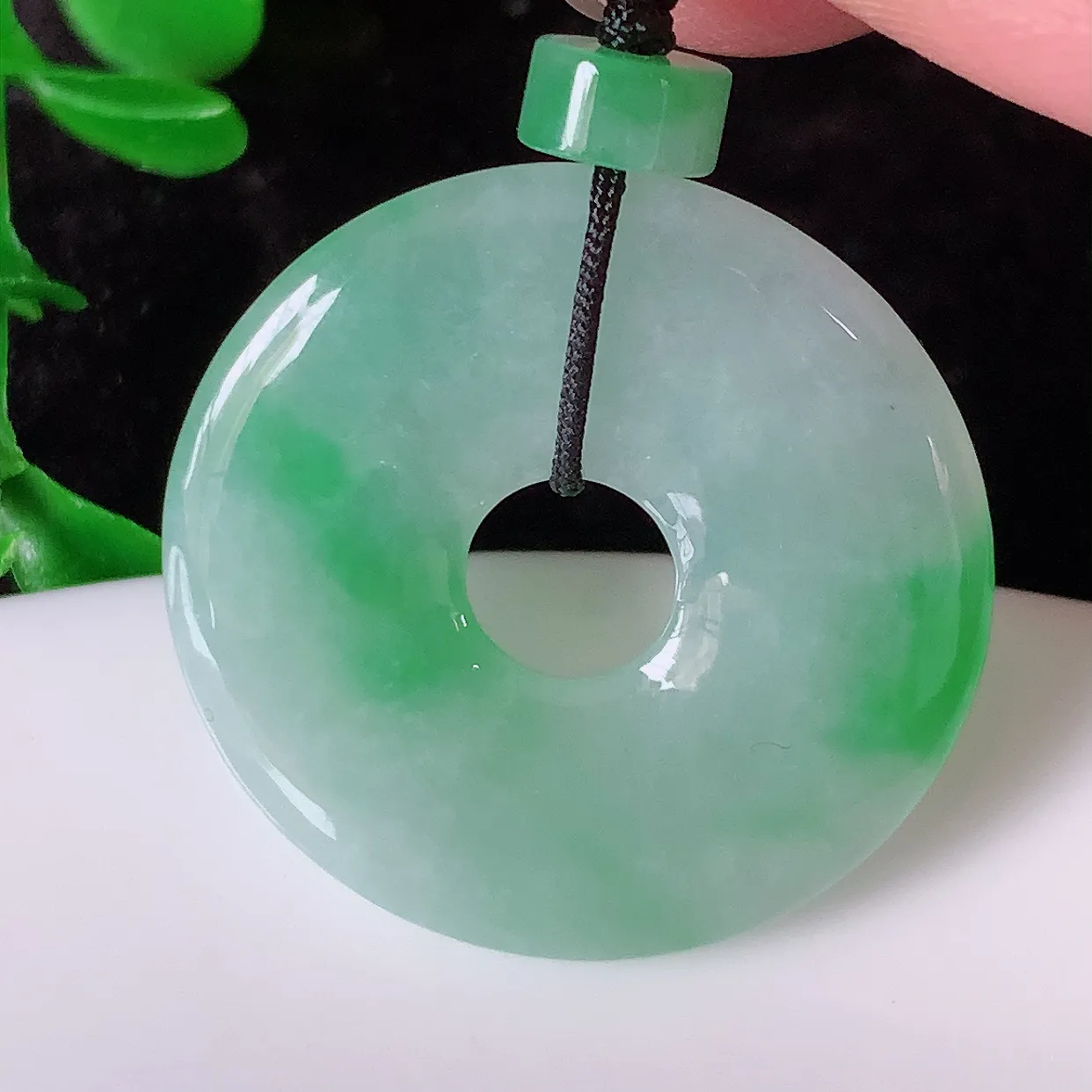 自然光实拍，冰飘绿翡翠平安扣吊坠，平平安安，种水很好，配戴精美！#41.22