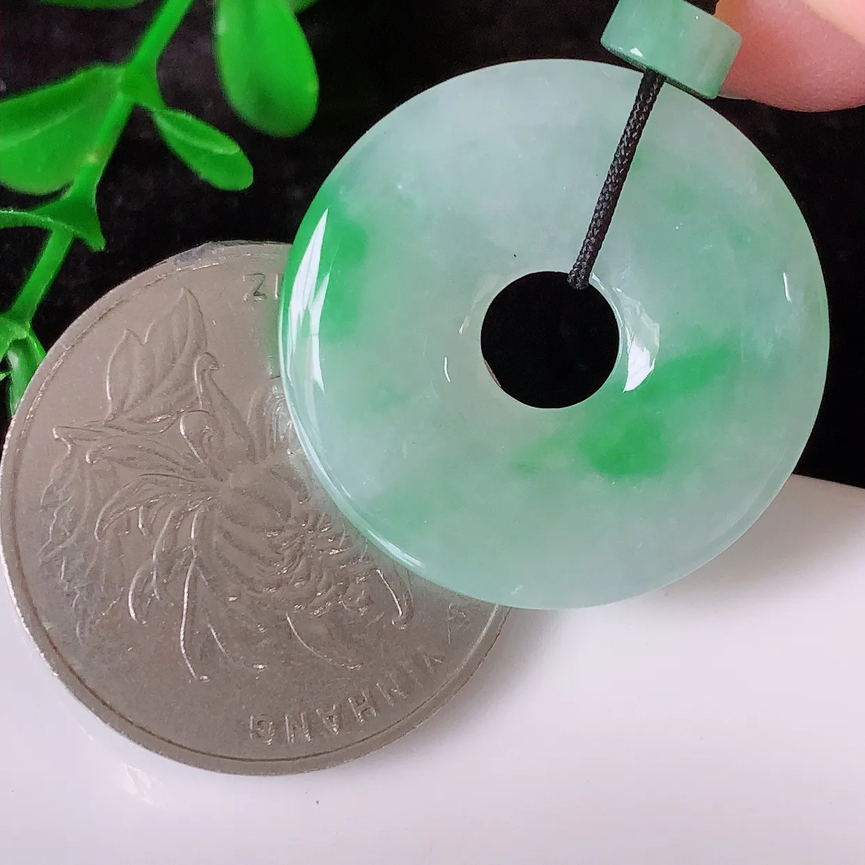 自然光实拍，冰飘绿翡翠平安扣吊坠，平平安安，种水很好，配戴精美！#41.22