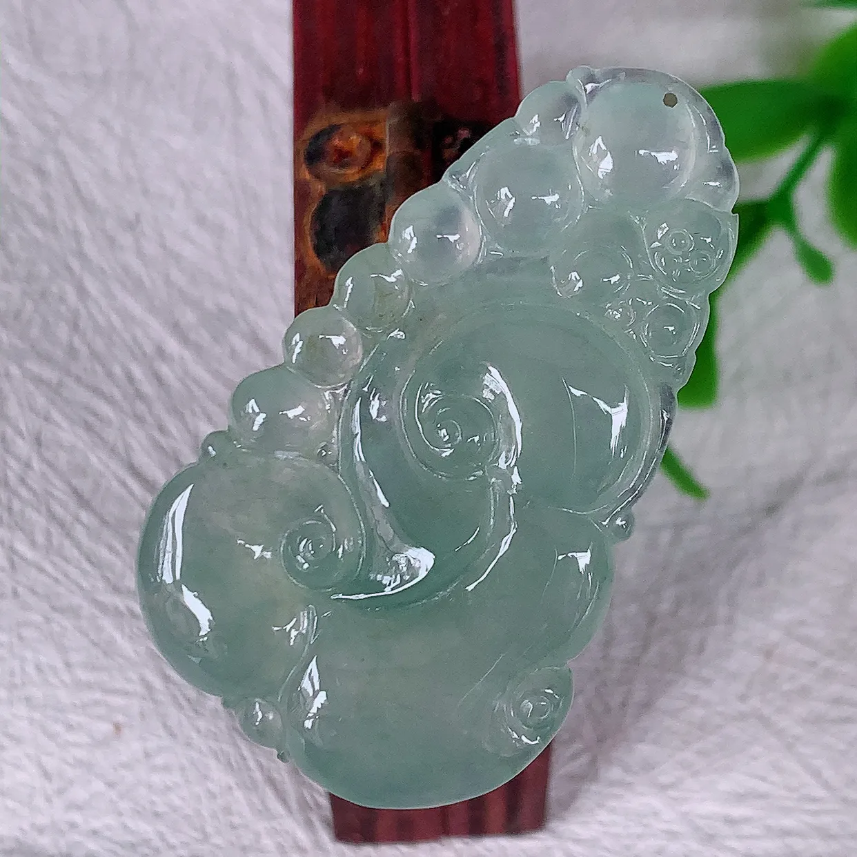 自然光实拍，冰种翡翠如意吊坠，冰透，翠色灵动，饱满，万事如意，如意一生， 配戴精美！#01.19