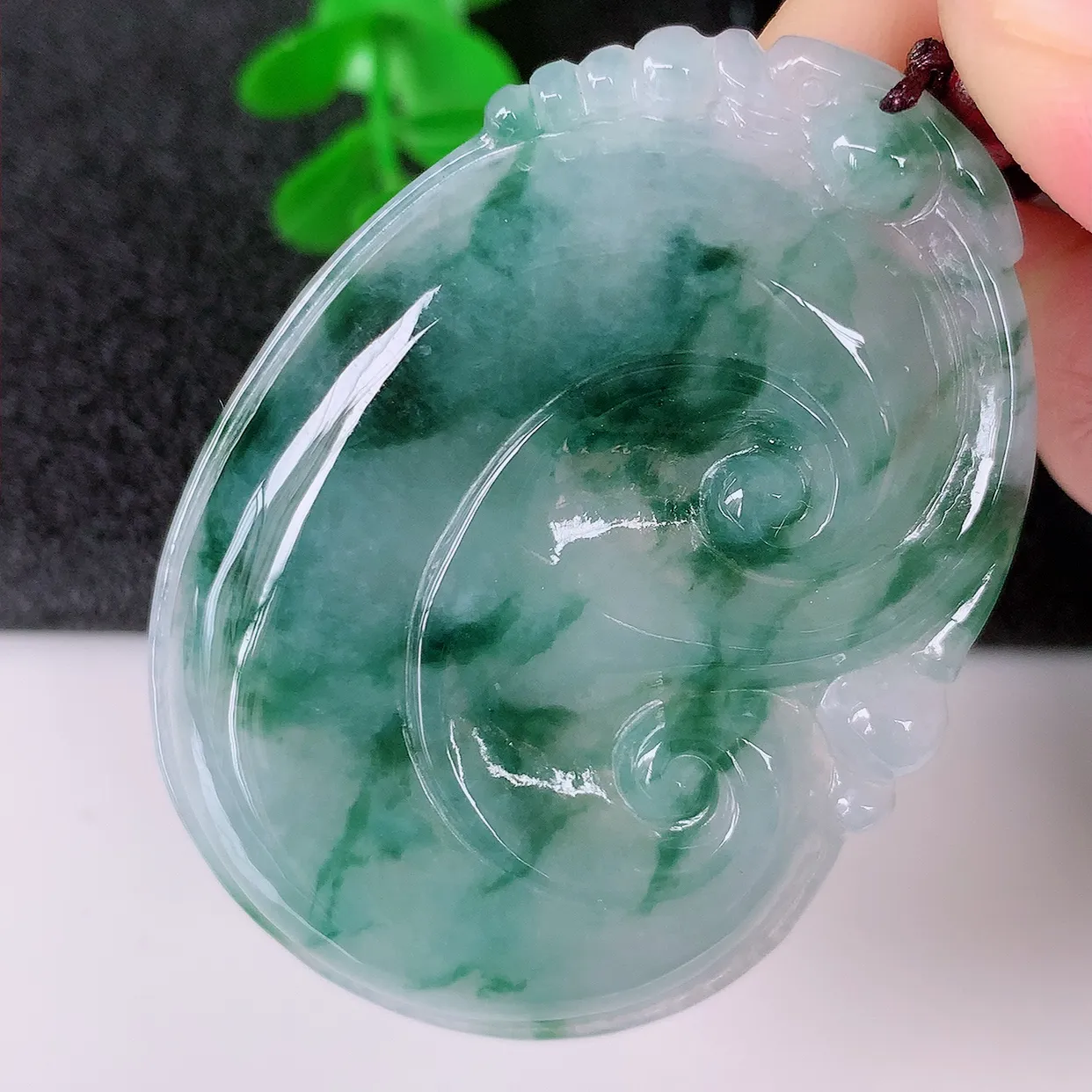 自然光实拍，大件饱满冰飘花翡翠如意吊坠，玉坠百搭又精致，寓意着吉祥，事事如意！#46.24
