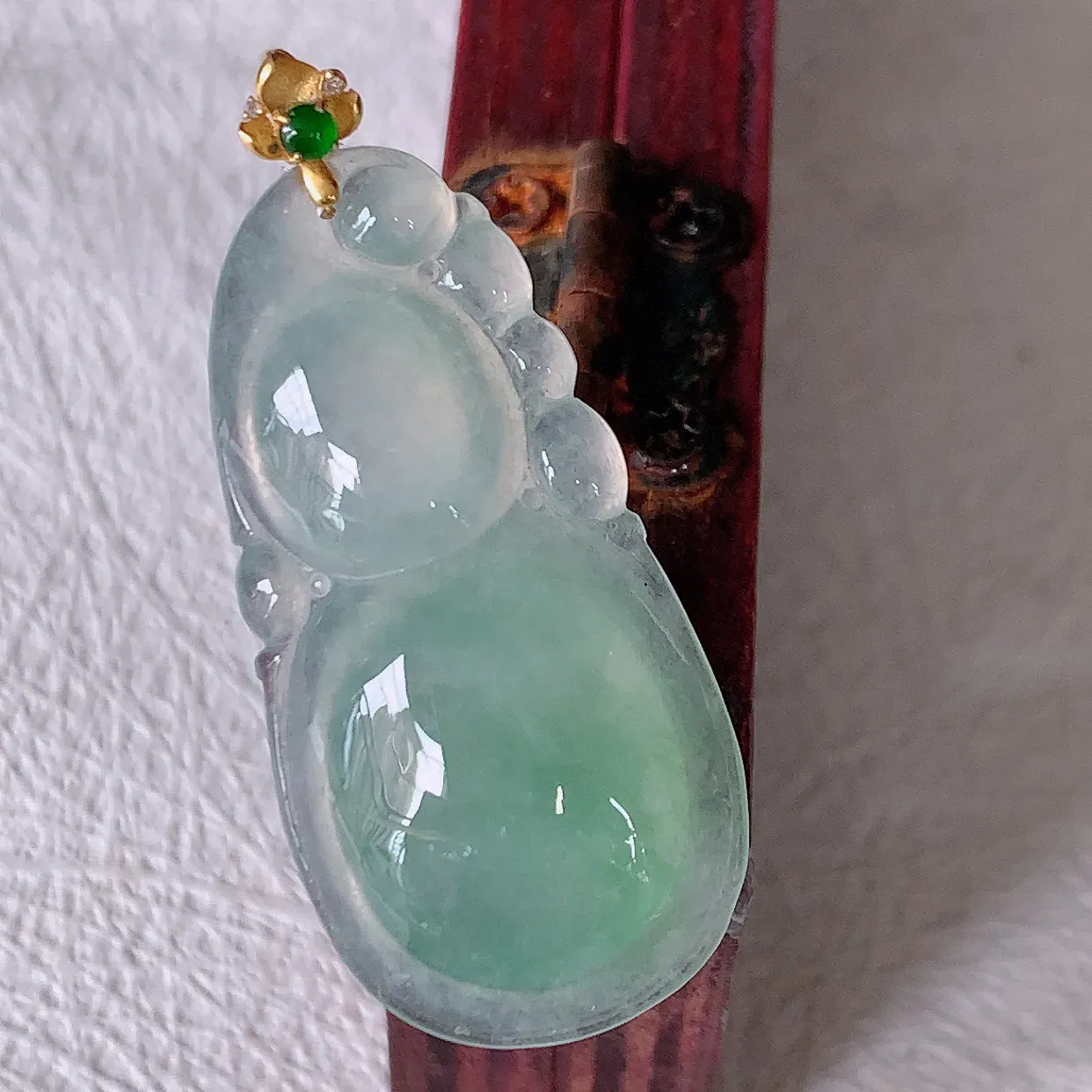 18K金镶嵌冰种翡翠葫芦吊坠，葫芦寓意福禄双全，财源滚滚，佩戴效果优雅迷人！#12.22