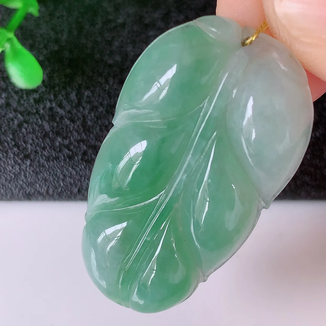 自然光实拍，冰飘绿翡翠叶子吊坠 ，种水足，色泽清新，工艺精湛，叶子寓意美好；金枝玉叶，事业有成。#00.24