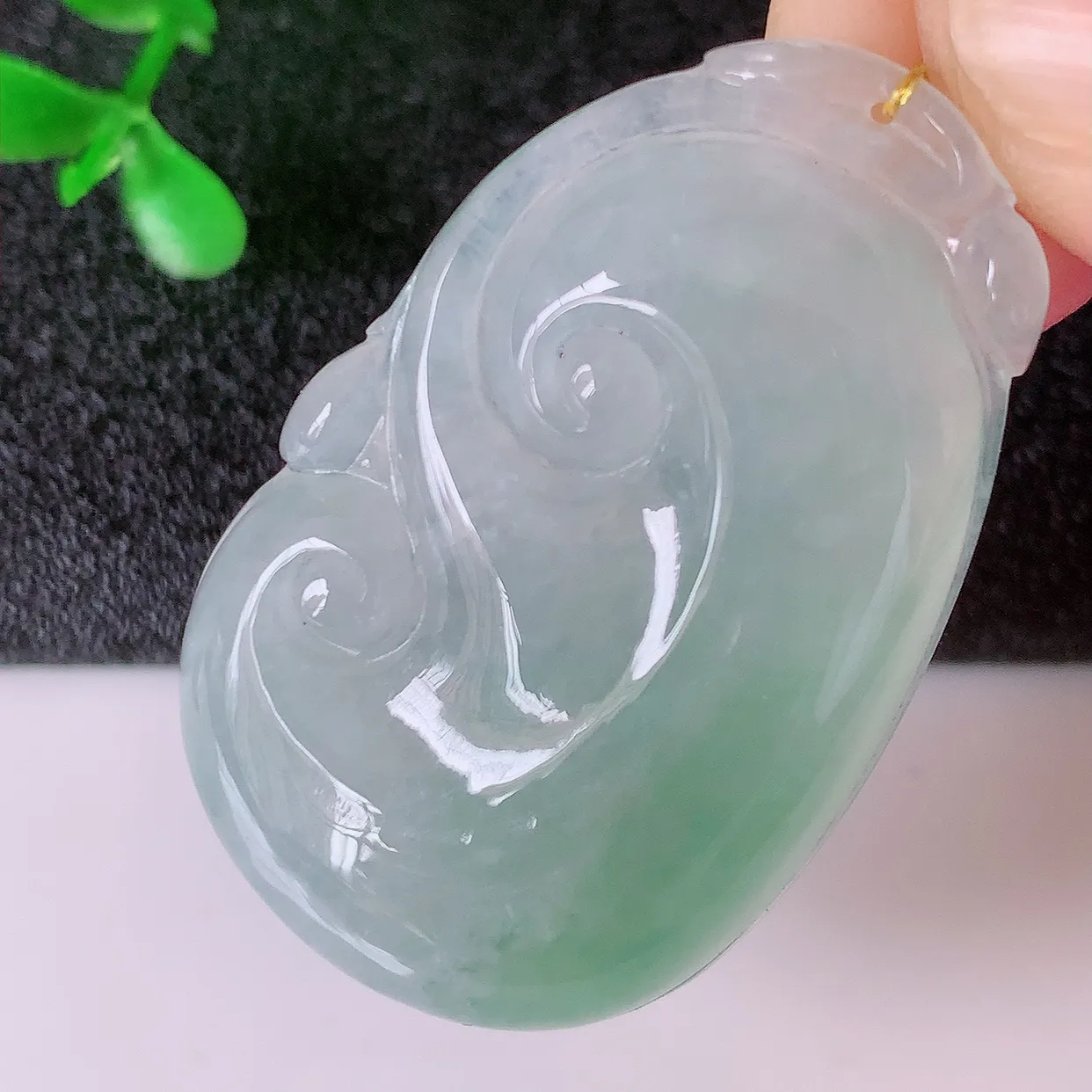 自然光实拍，冰种飘花翡翠如意吊坠，玉坠百搭又精致，寓意着吉祥，事事如意！#00.24