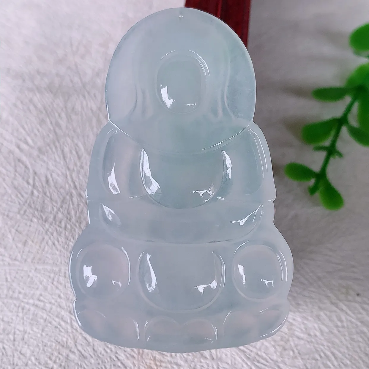 自然光实拍，冰种翡翠观音吊坠，赐福翡翠观音，冰透，起强玻璃光泽，观音面相慈祥，雕琢细致，佩戴气质！#60.24