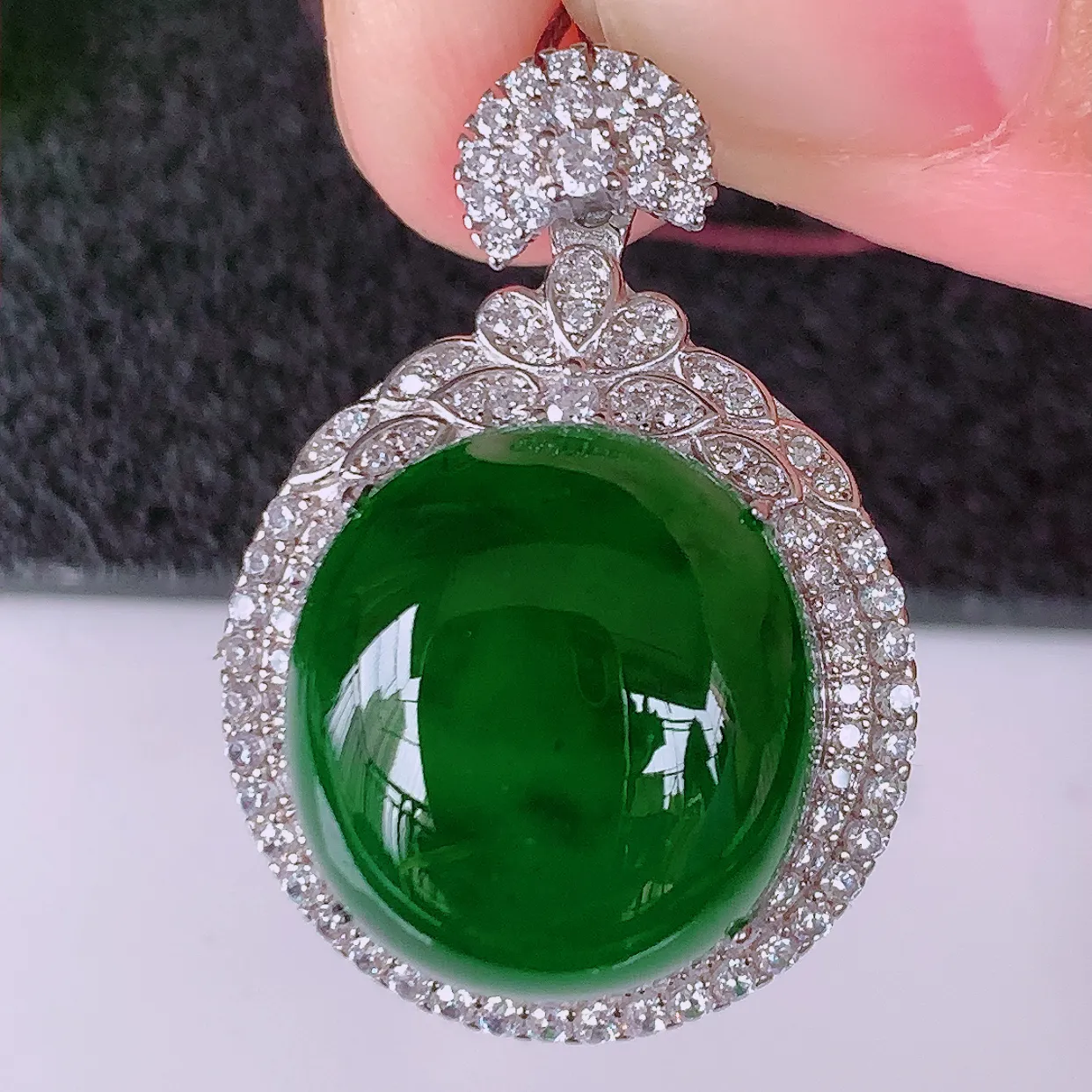 大颗冰透满绿翡翠蛋面925银镶嵌吊坠，自然光实拍，翠色灵动，颜色漂亮，种老水足，品相佳，佩戴佳品！#98.24整体27.5*19.5*10.8裸石15.2*14.2