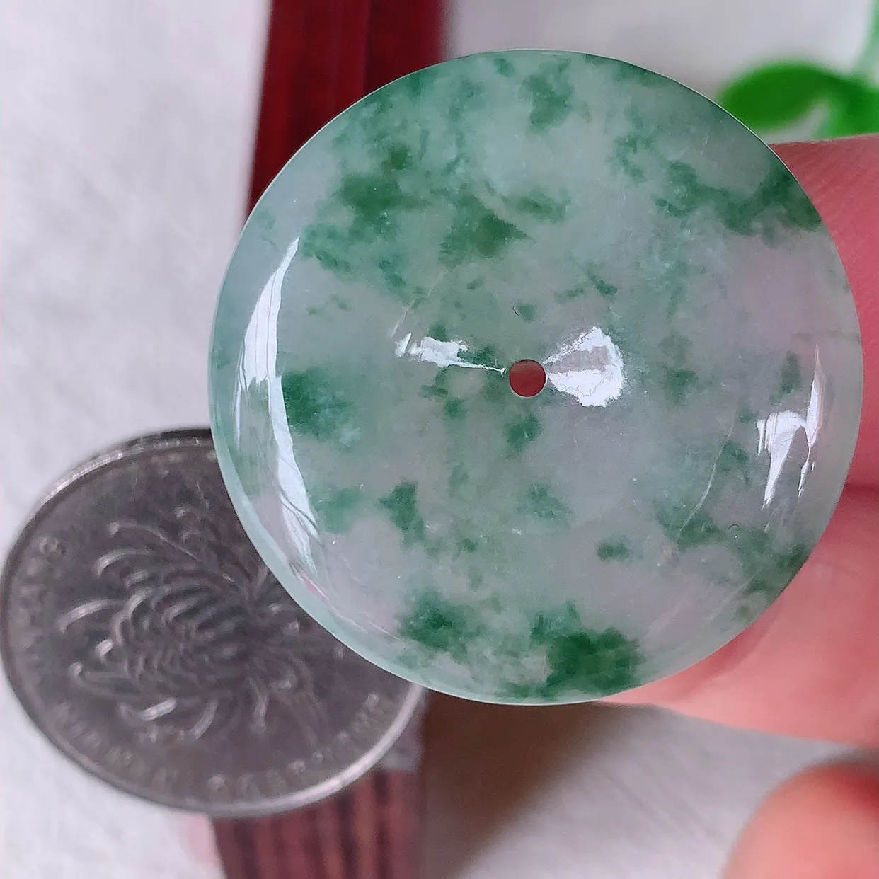 自然光实拍，冰种飘花翡翠平安扣吊坠，玉扣，平安是福；很美的料子，平安扣佩戴优雅迷人！#60.24