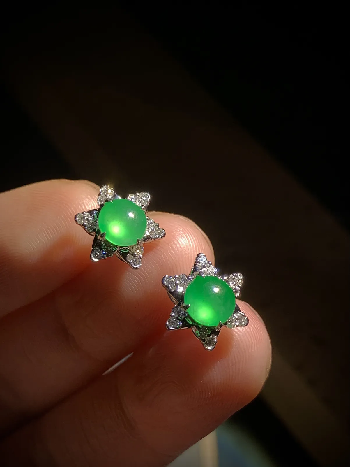 翡翠绿蛋面耳钉，裸石约6-5.8-2.5mm，
18K金，南非钻，
