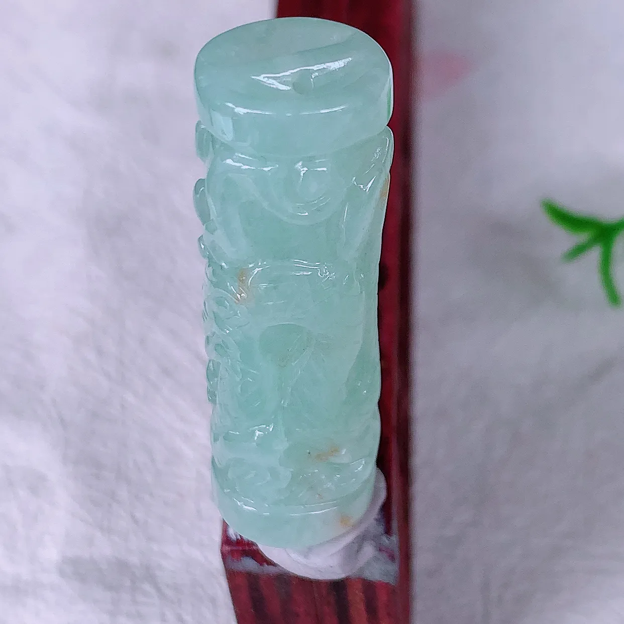 自然光实拍，精雕黄加绿翡翠龙柱吊坠，龙行天下，雕工立体精湛，种老水足，配戴霸气时尚，值得收藏!#46