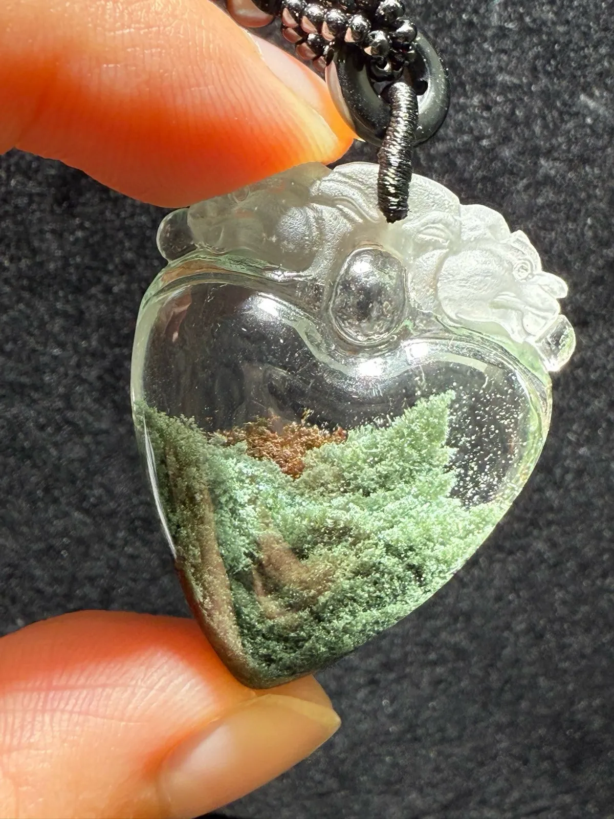天然巴西绿幽灵双兽貔貅爱心吊坠，雕刻栩栩如生！颜色绝美漂亮绿幽灵，景色优美 颜色绝美漂亮 规格：38.6*30.6*14.3mm重：22克