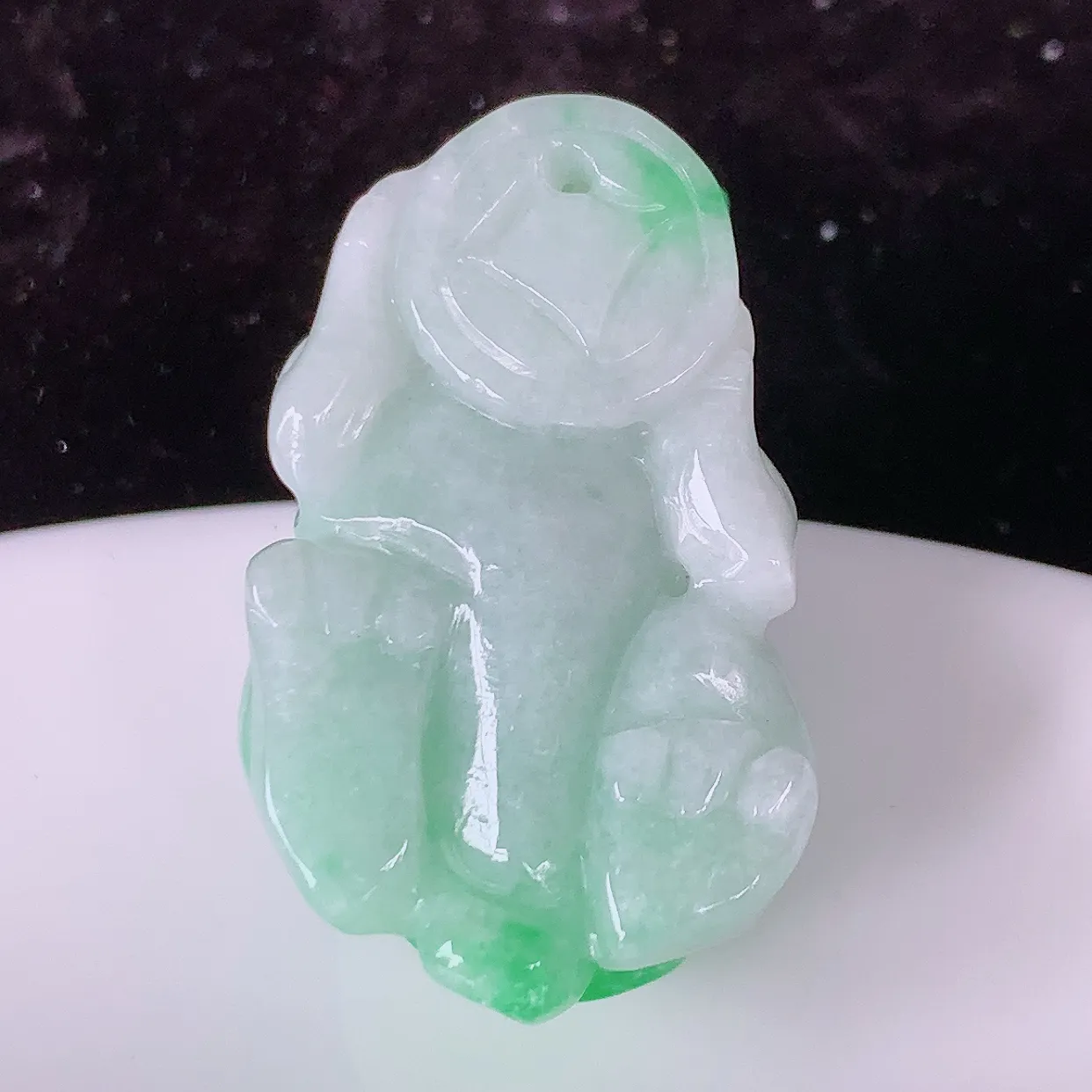 自然光实拍，冰润飘绿翡翠招财貔貅吊坠，民间有“一摸貔貅运程旺盛，再摸貔貅财运滚滚，三摸貔貅平步青云 ”的美好祝愿。#81.24