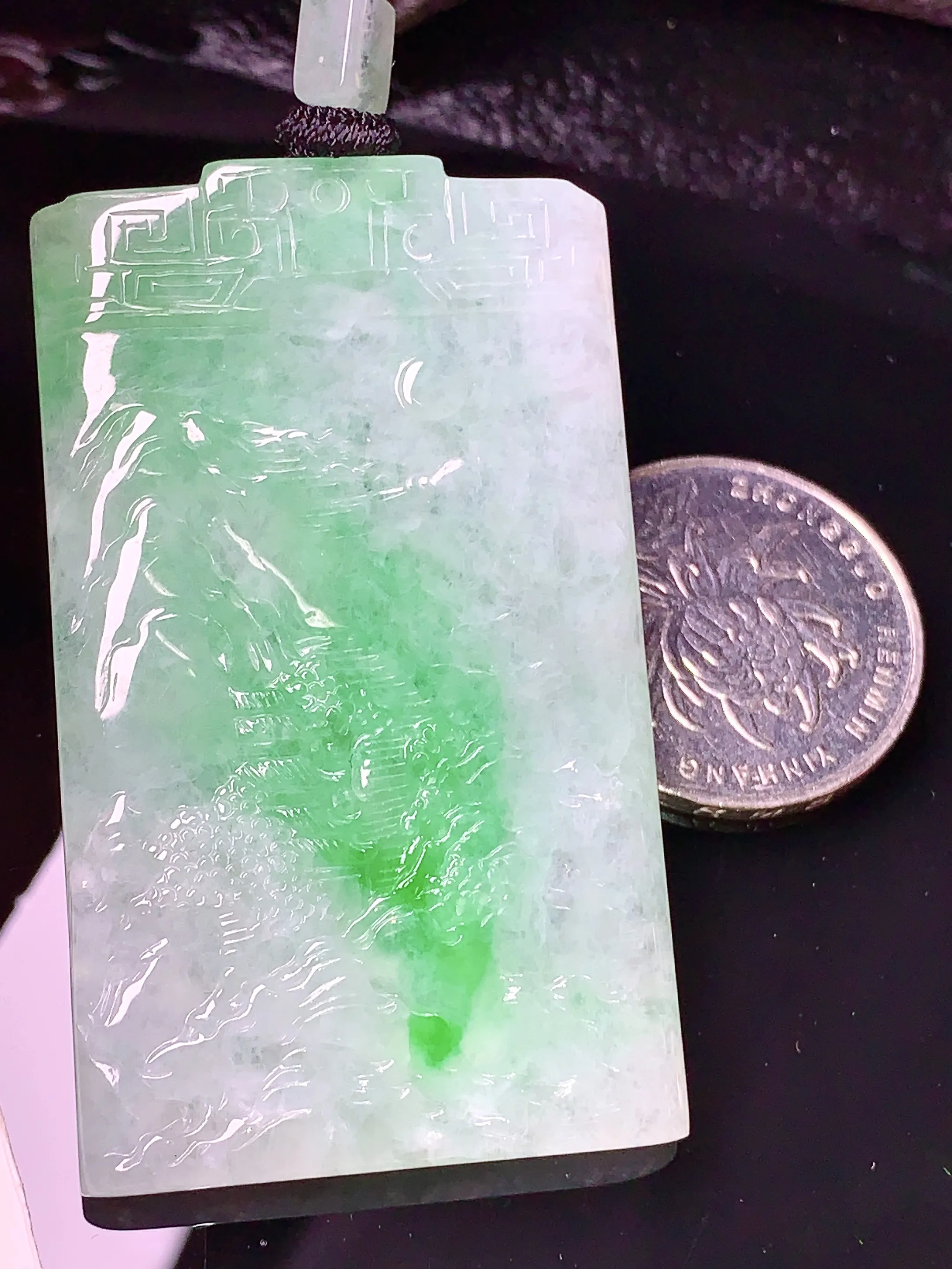 飘绿山水吊坠 玉质细腻 色泽清新艳丽 整体尺寸57*33.5*5.2