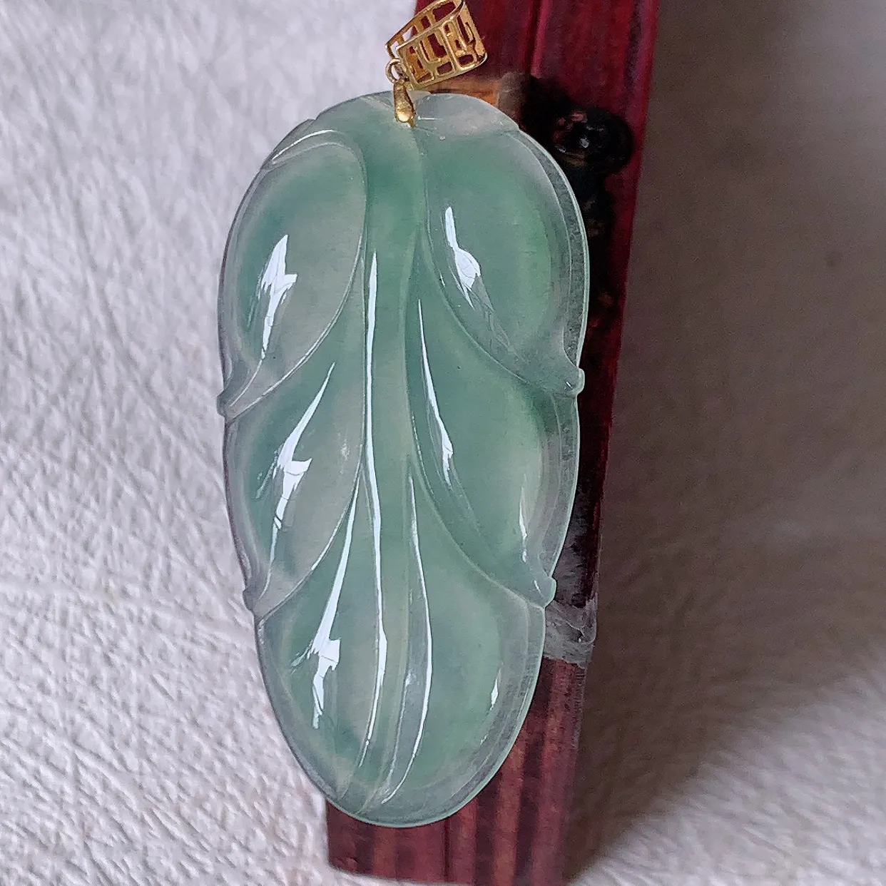 18K金镶嵌冰种翡翠事业有成叶子吊坠，种老水足，雕工精湛 ，寓意美好，佩戴时尚出众！#12.24