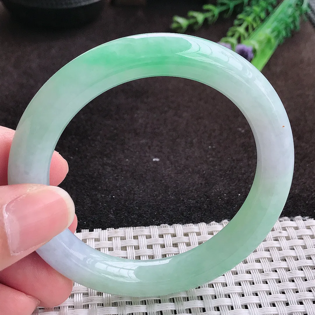 自然光56.5/10.2/10老坑精美温润飘绿圆条手镯翡翠玉镯手环