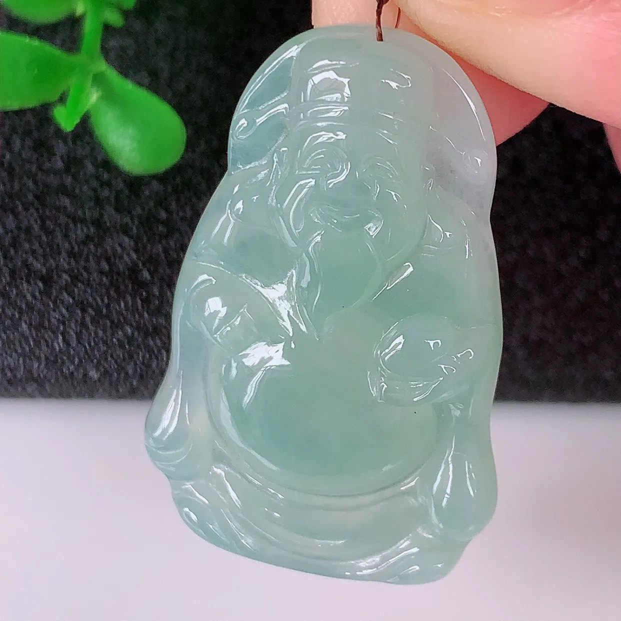 自然光实拍，冰种翡翠财神爷吊坠，翡翠招财财神爷，财神到你家里来，年年月月发大财，形态极为讨喜，佩戴效