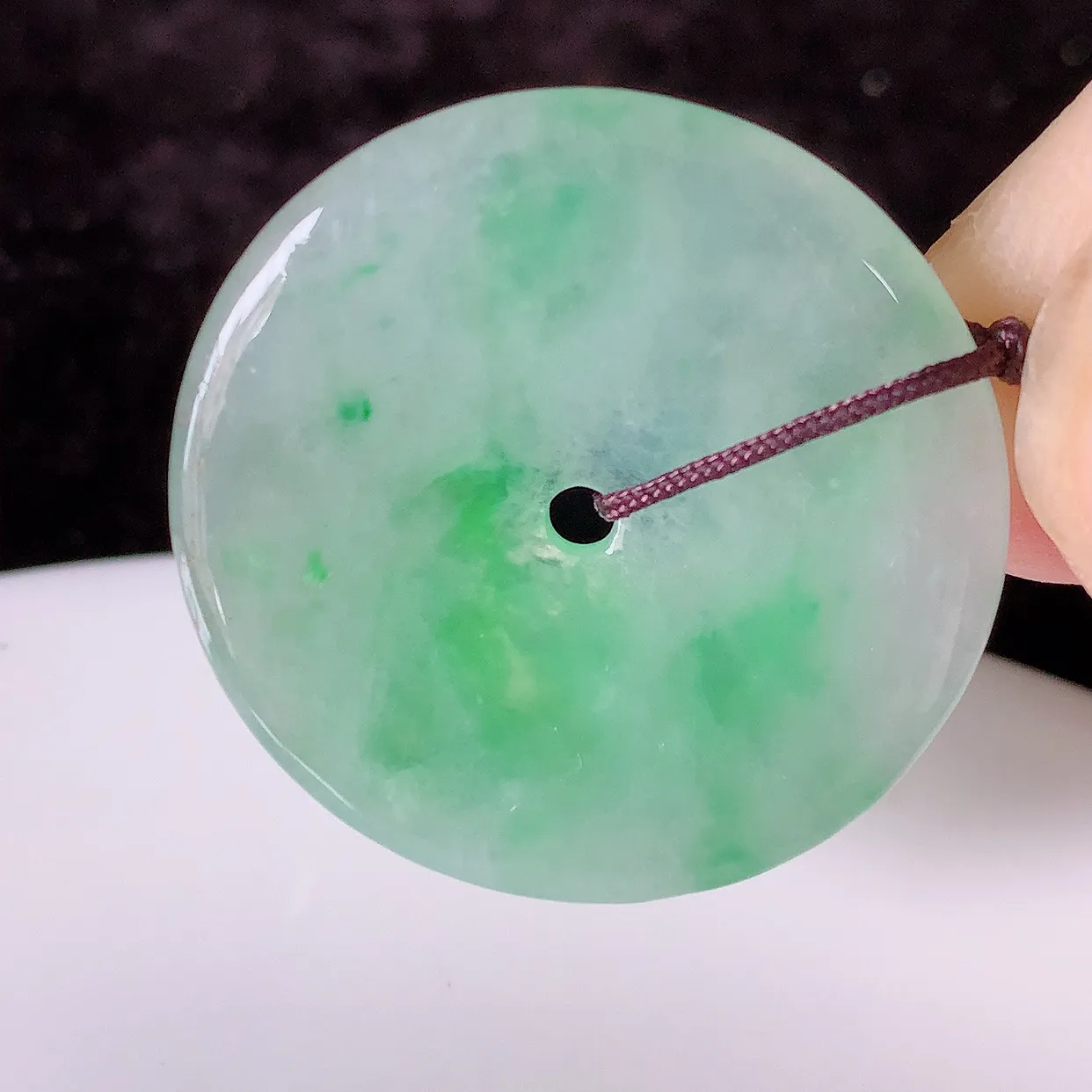 自然光实拍，冰种飘阳绿翡翠平安扣吊坠，平平安安，种水很好，配戴精美！#41.22