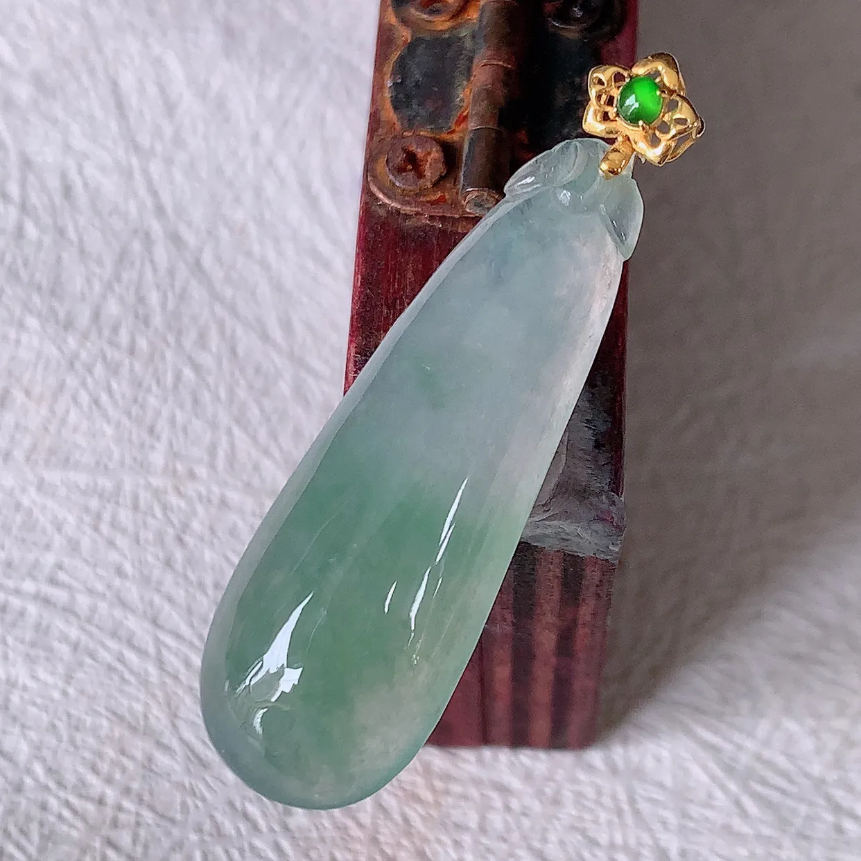 18K金镶嵌冰种飘花翡翠招财福瓜吊坠，精美饱满福瓜，种水足，形态圆润饱满，福相十足 ！#12.22