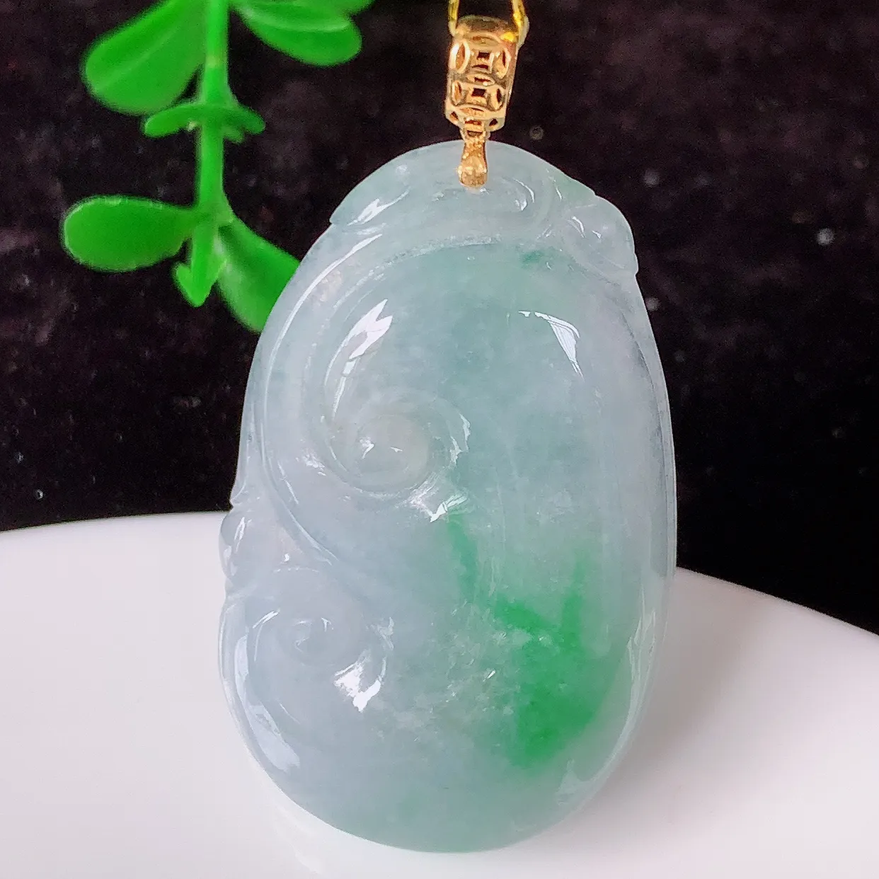 18K金镶嵌冰润春带彩翡翠如意吊坠，玉质细腻，时‮大尚‬方，款式经典，佩戴优雅高贵上档次！#35.24