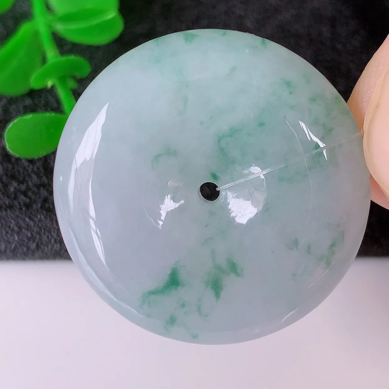 自然光实拍，冰飘花翡翠平安扣吊坠，玉扣，平安是福；很美的料子，平安扣佩戴优雅迷人！#49.24