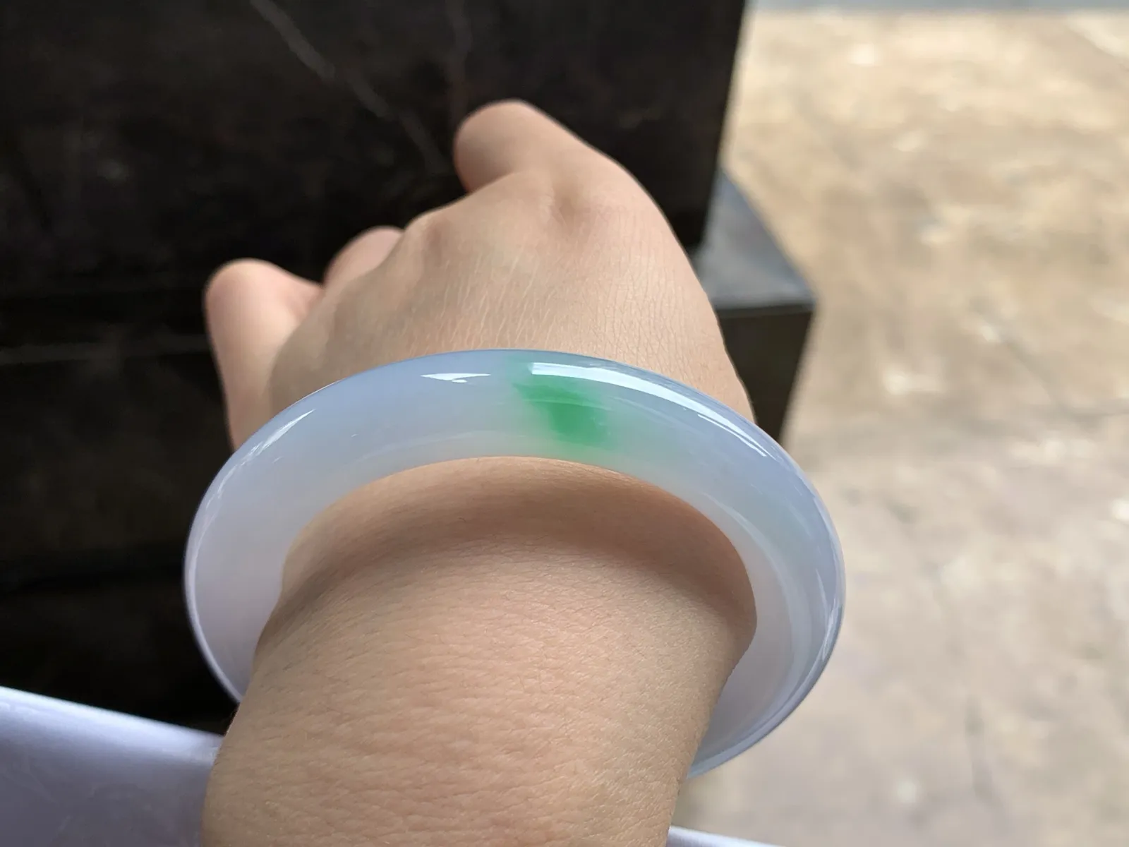 55-10.8

飘绿圆条手镯^_^底妆细腻色阳