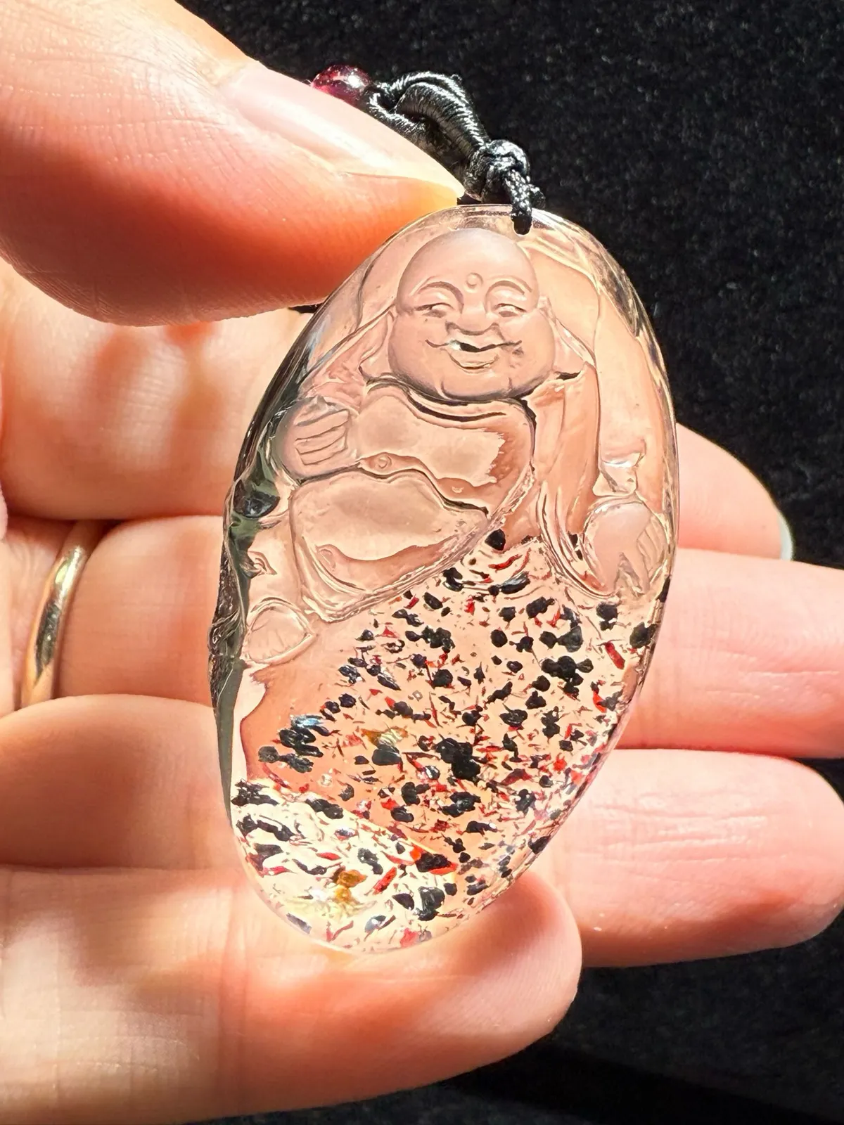天然金草莓晶弥勒佛吊坠，金草莓笑佛吊坠，草莓晶云母片共生、籽大、晶体干净、金光闪闪，工笔流畅。容貌饱满圆润，姿态端庄秀美，慈眉善目，救苦救难普渡众生，寓意事事如意、康乐吉祥、平安长寿、子孙绵延、安定人心。规格：44*26.1*13.6mm