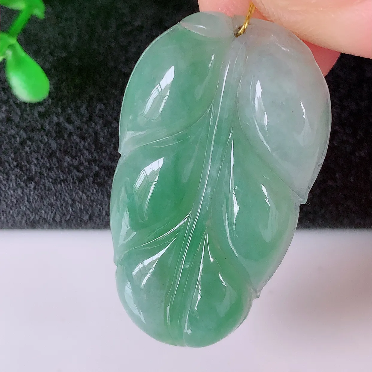 自然光实拍，冰飘绿翡翠叶子吊坠 ，种水足，色泽清新，工艺精湛，叶子寓意美好；金枝玉叶，事业有成。#00.24