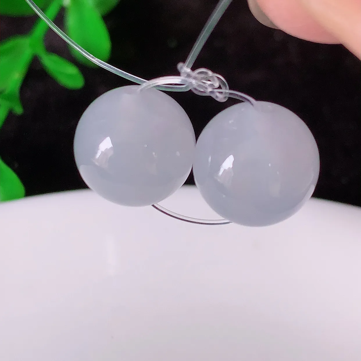 自然光实拍，冰种翡翠一对圆珠，转运珠吊坠，寓意“时来运转，财源滚滚” 寓意佳，荧光灼灼，转运珠佩戴时