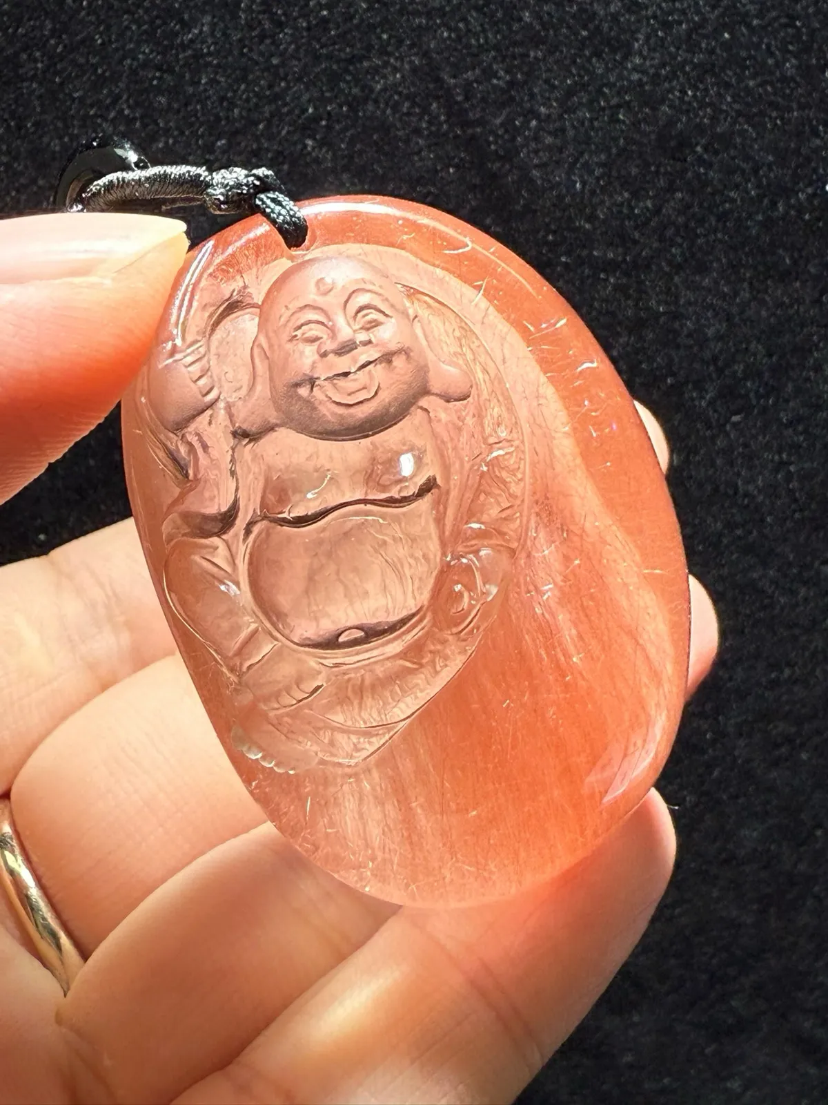精品红发晶吊坠 天然红发晶顺发弥勒佛吊坠[合十][合十] 天然原色，雕工精湛，佛公容貌饱满圆润，