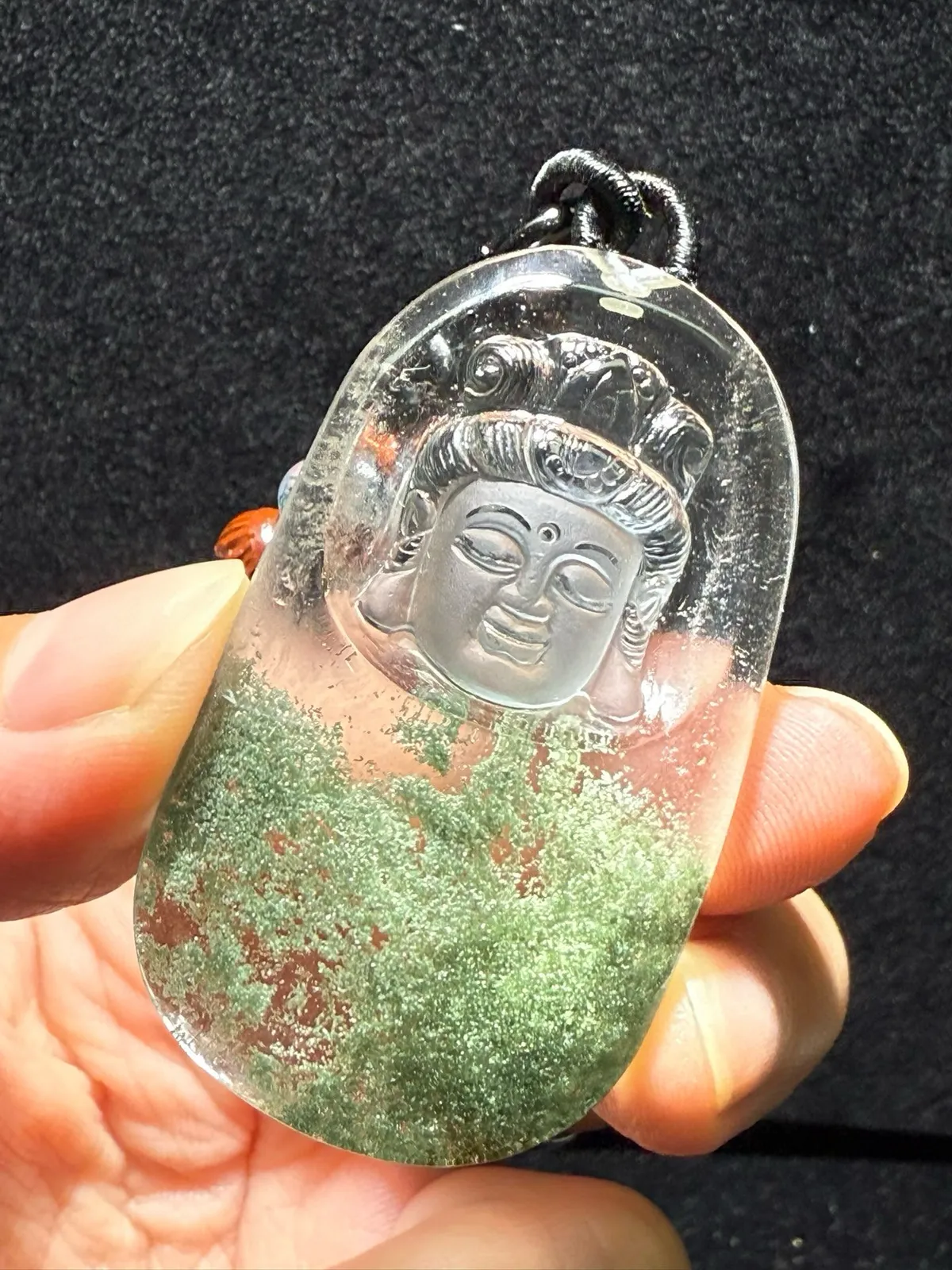 天然绿幽灵聚宝盆观音吊坠纯白体，晶体通透，颜色翠绿，形成聚宝盆雕工精湛！绿幽灵景色美！这么美的货值得收藏大师级细致开脸！佩戴观音保平安水头足，饱满。规格：54.4*31.7*14.1mm。重量：40克。