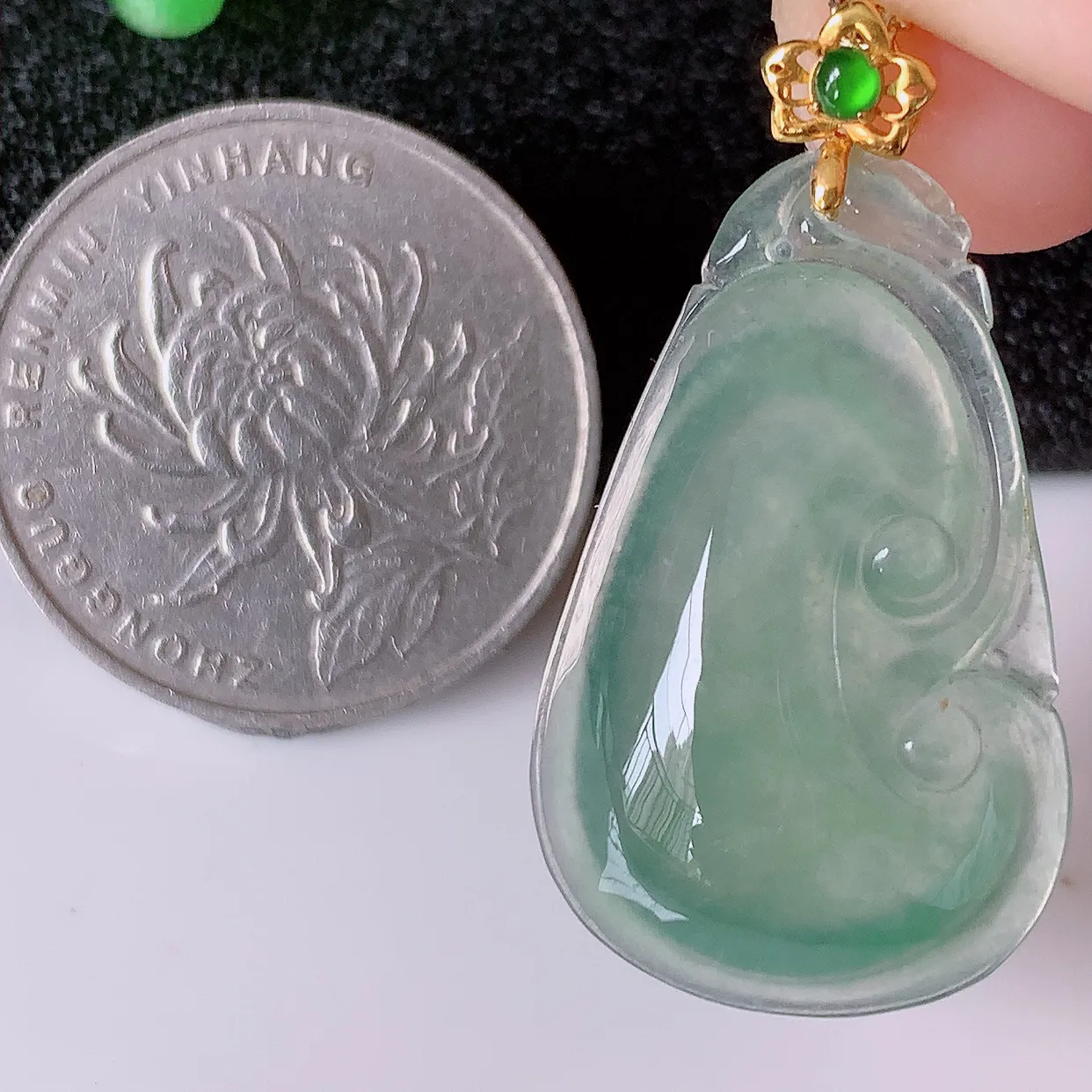 18K金镶嵌冰种翡翠如意吊坠，简单的镶嵌设计、让玉坠百搭又精致，寓意着吉祥，事事如意！#12.24