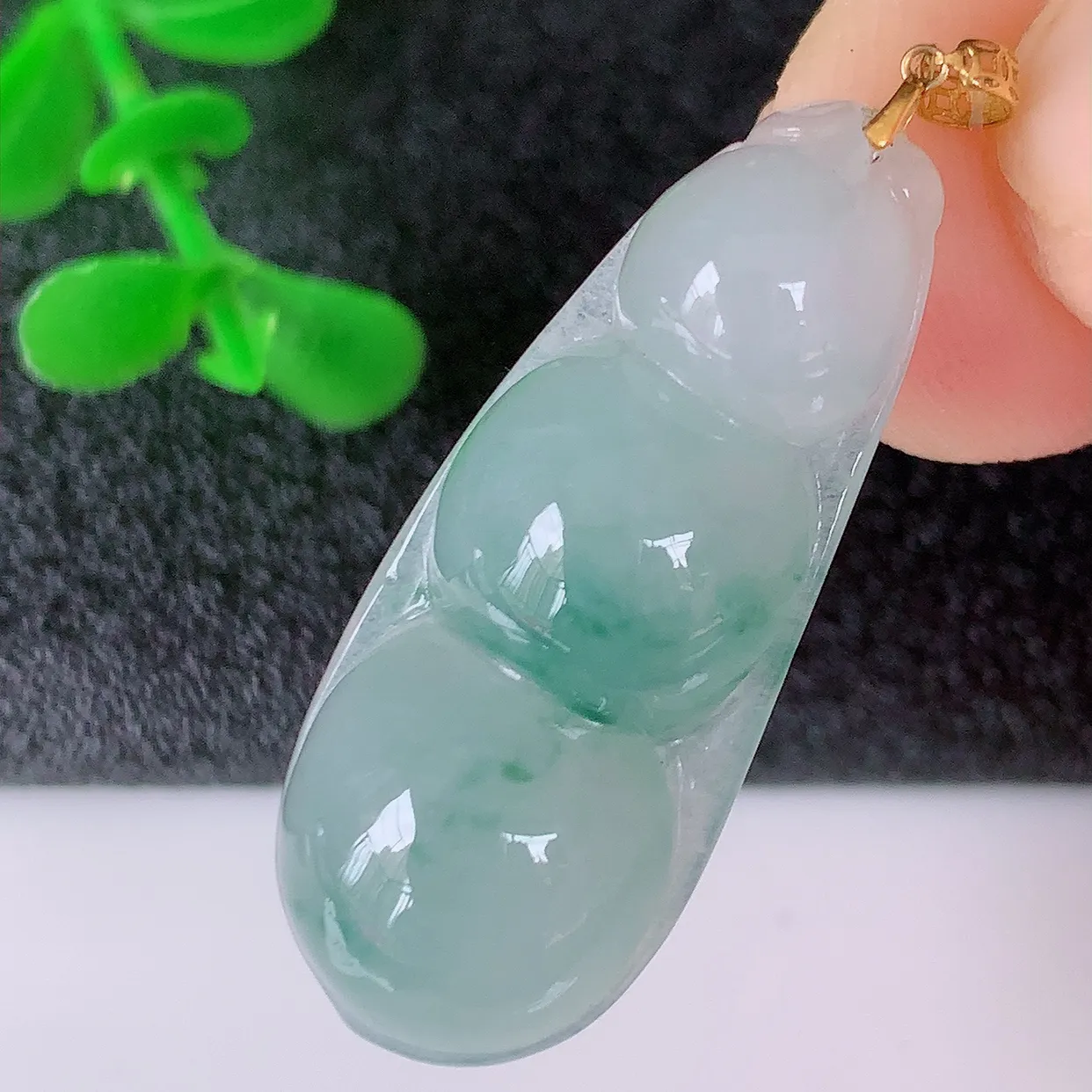 18K金镶嵌冰种飘花翡翠福豆吊坠，平安豆福豆玉坠，冰润通透，豆粒饱满，寓意：豆蔻年华！#49.24