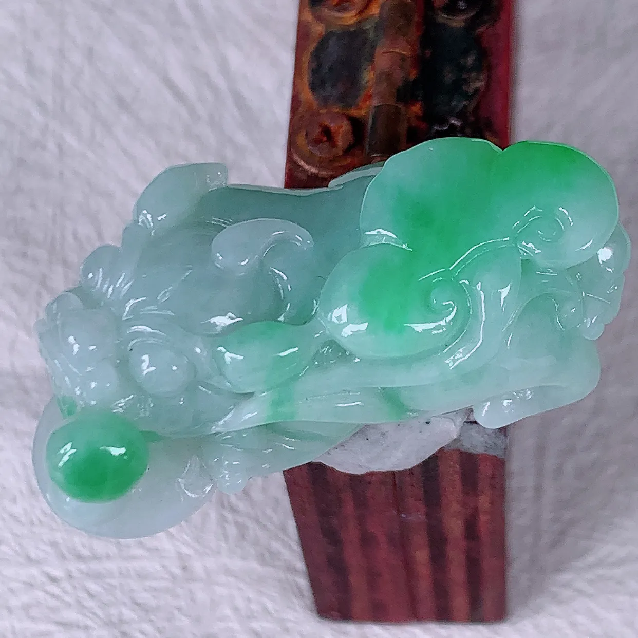 自然光实拍，精雕飘绿翡翠招财貔貅吊坠，民间有“一摸貔貅运程旺盛，再摸貔貅财运滚滚，三摸貔貅平步青云 ”的美好祝愿。#81.19