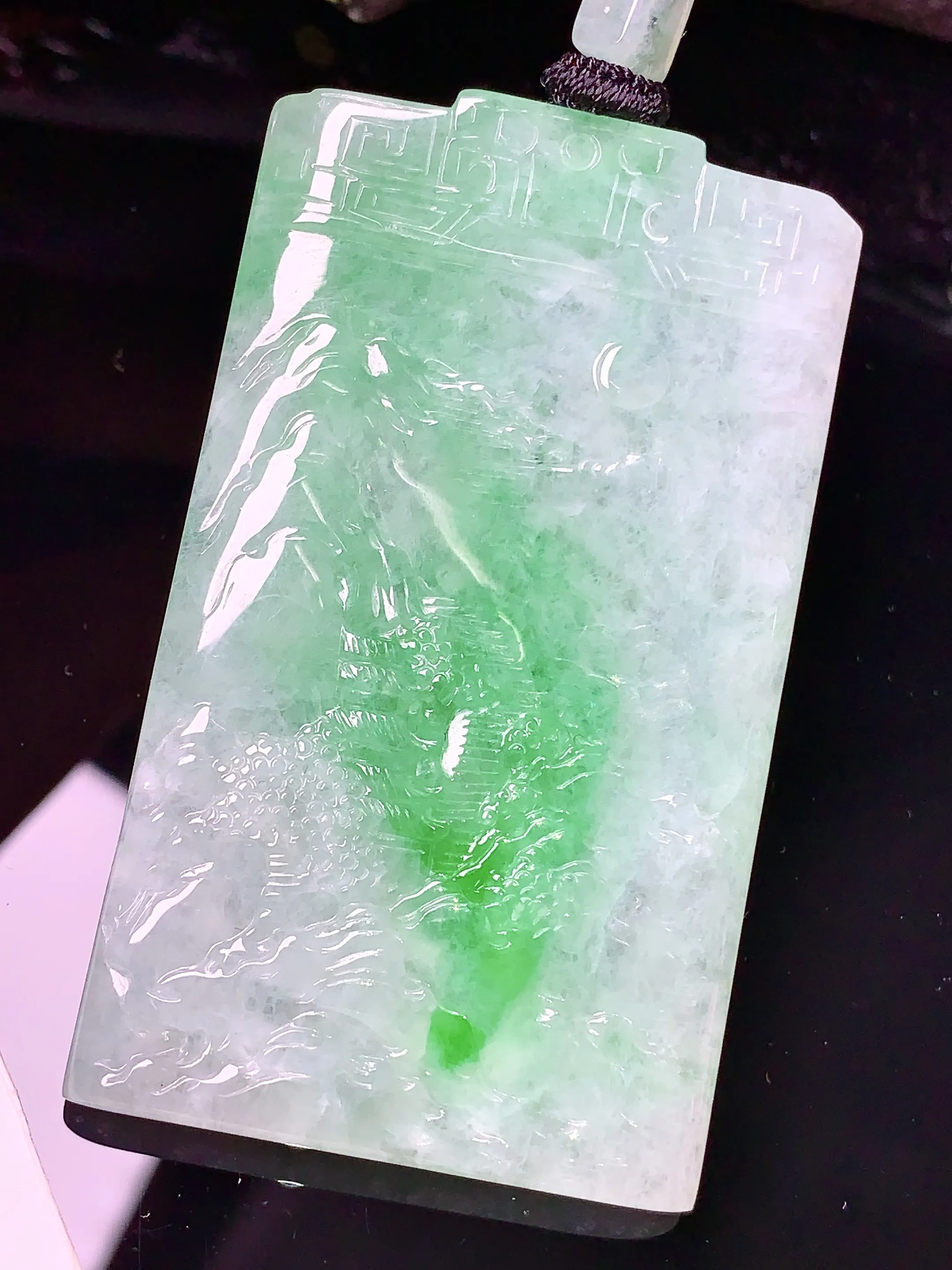 飘绿山水吊坠 玉质细腻 色泽清新艳丽 整体尺寸57*33.5*5.2
