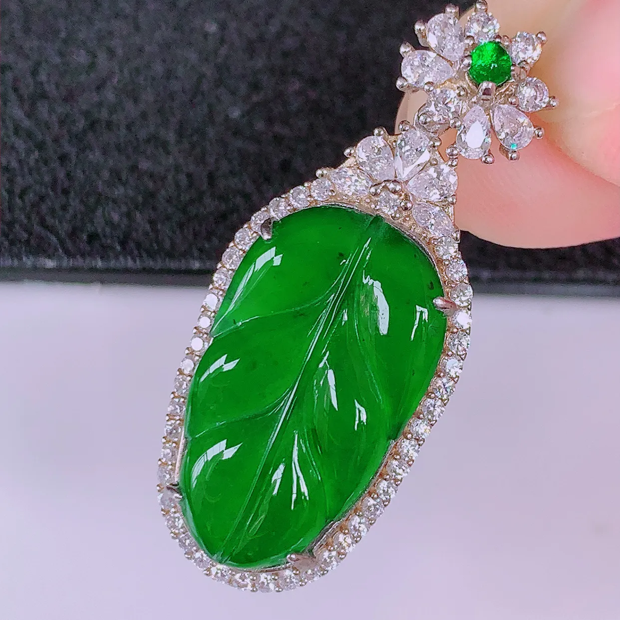 冰透满绿翡翠925银镶嵌叶子吊坠，自然光实拍，翠色灵动，颜色漂亮，种老水足，品相佳，佩戴佳品！#97