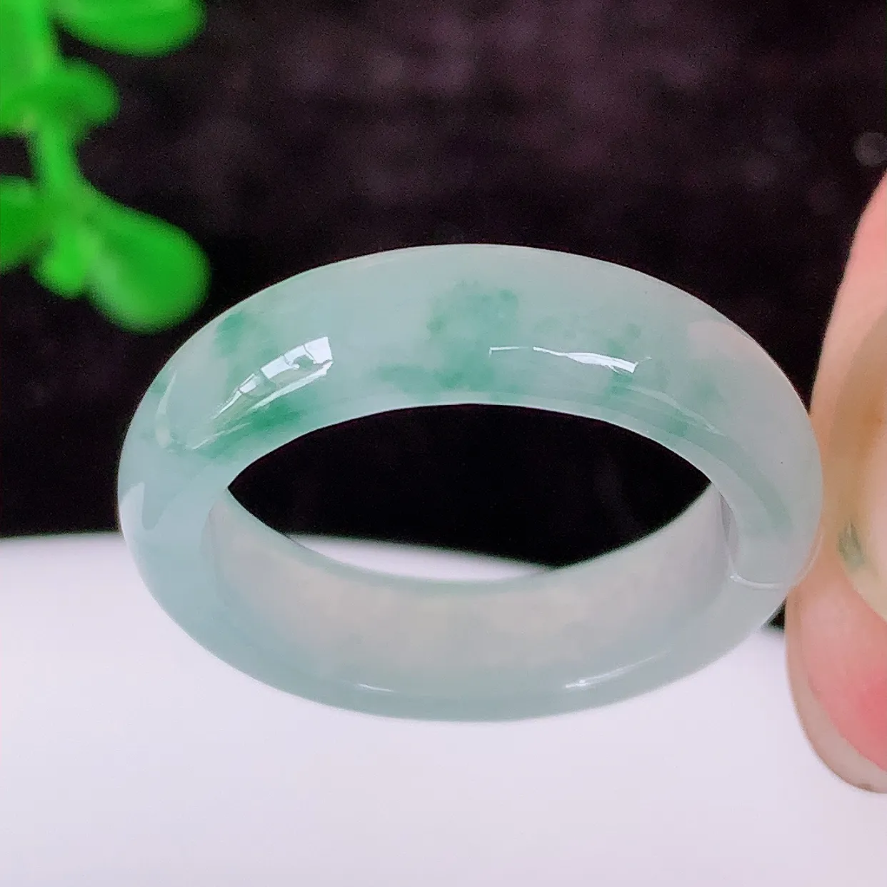 自然光实拍，18.2mm内径冰种飘花翡翠指环，玉戒指，玉质莹润，好精美好冰润的指环，17圈口，上手纤巧！#49.19尺寸18.2*5.2*3mm