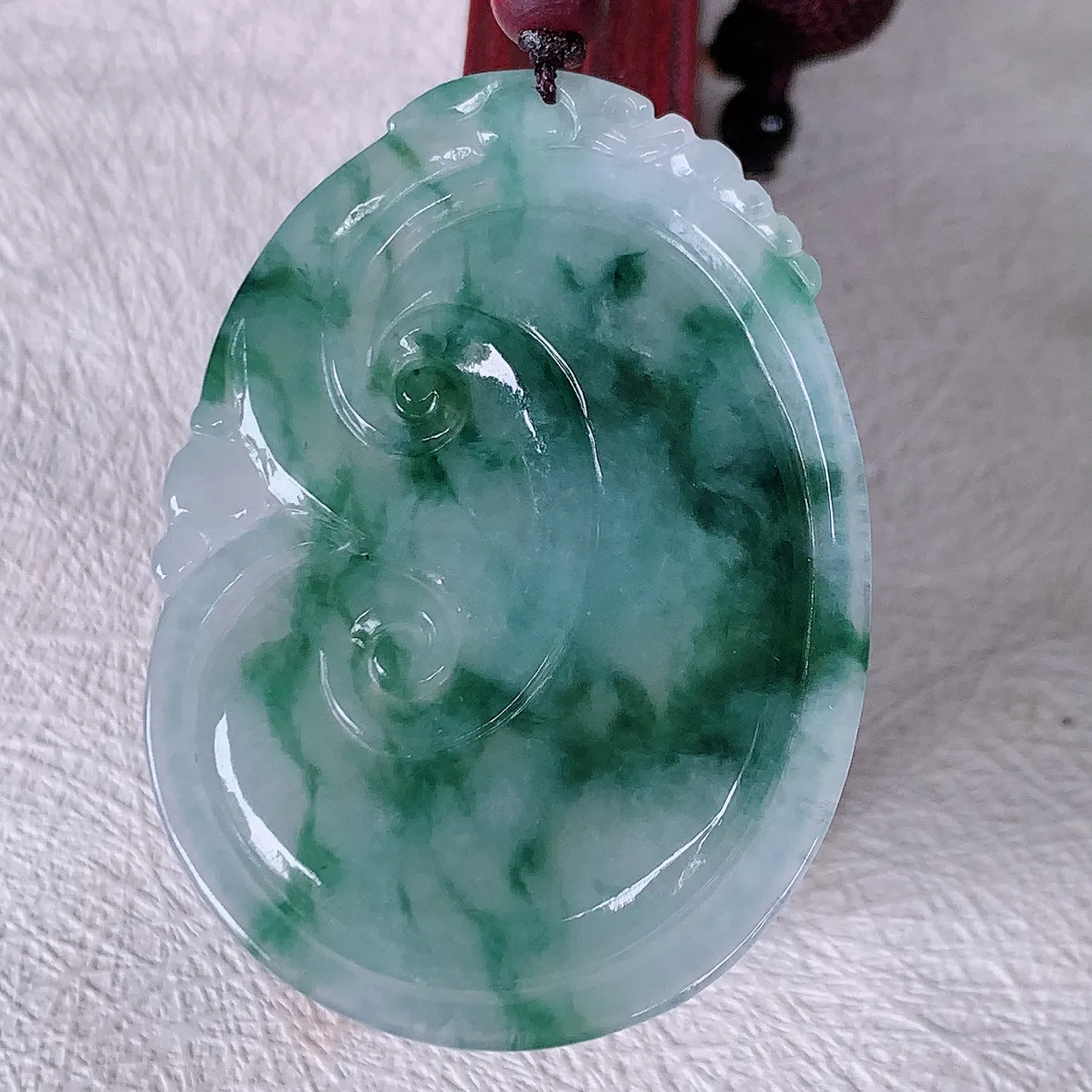 自然光实拍，大件冰飘花翡翠如意吊坠，冰透，翠色灵动，饱满，万事如意，如意一生，配戴精美！#46.24
