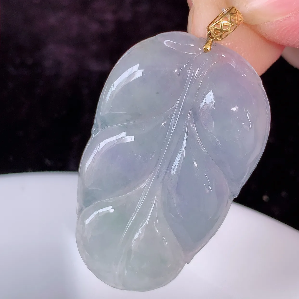 18K金镶嵌冰紫罗兰翡翠叶子吊坠 ，种水足，色泽清新，工艺精湛，叶子寓意美好；金枝玉叶，事业有成。#49.22