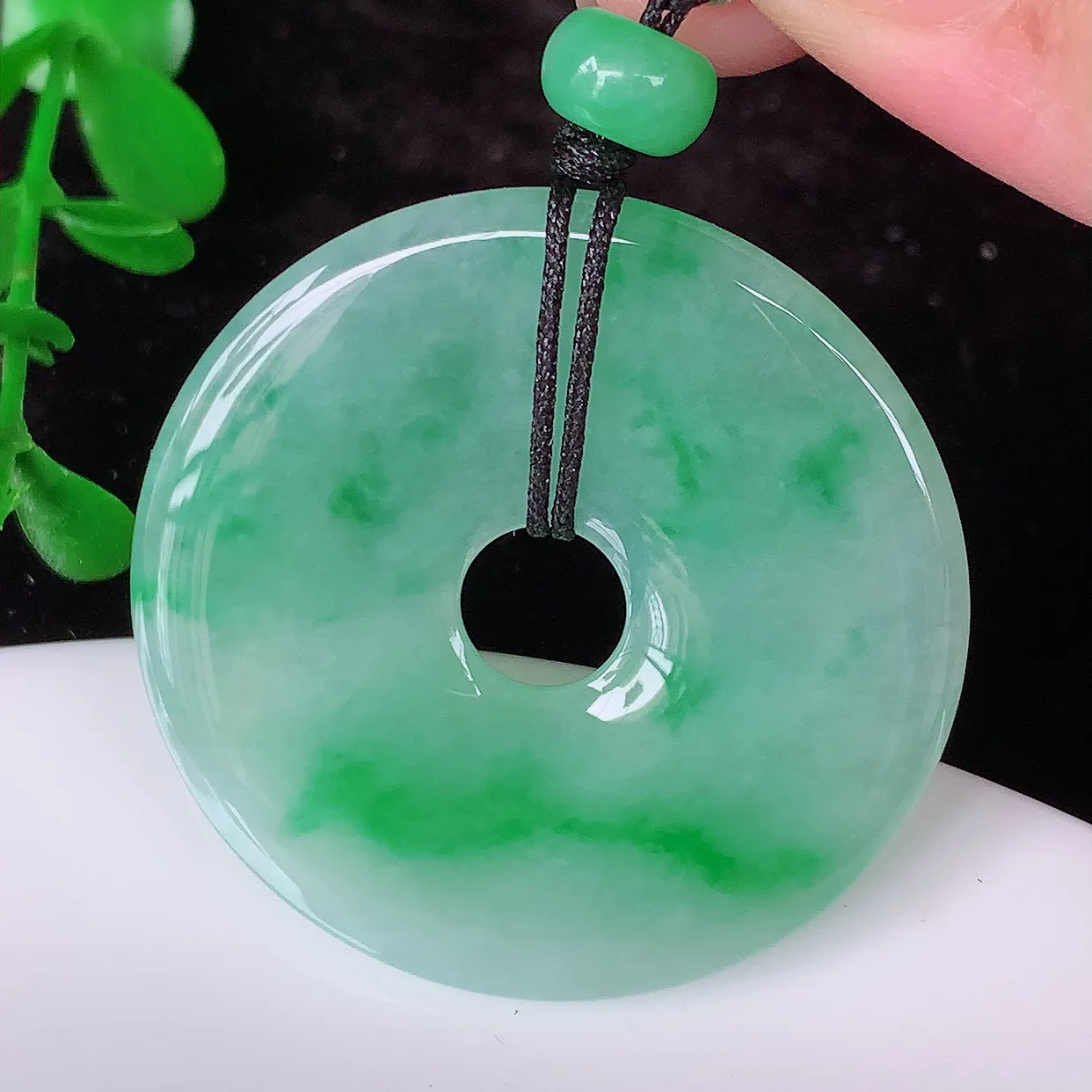 自然光实拍，冰飘绿翡翠平安扣吊坠，冰透，灵动飘逸，寓意平平安安，平安扣 佩戴端庄漂亮！#3.19