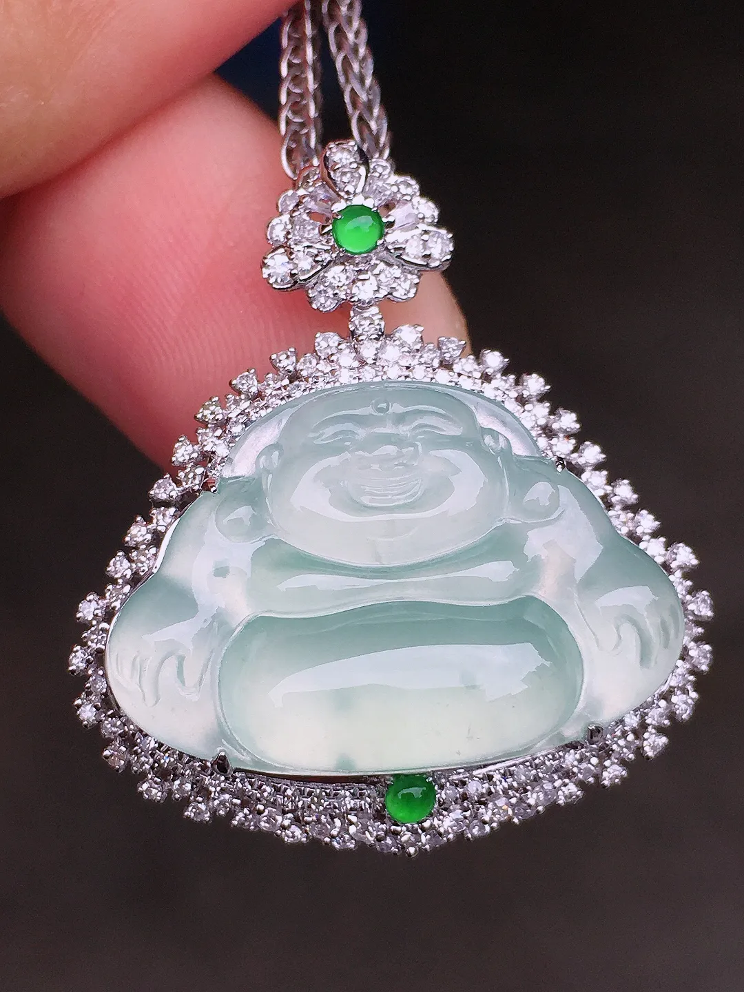 冰种佛公吊坠，玉质细腻，荧光感超
强，饱满圆润，尽显优雅气质，18k
金豪华镶嵌