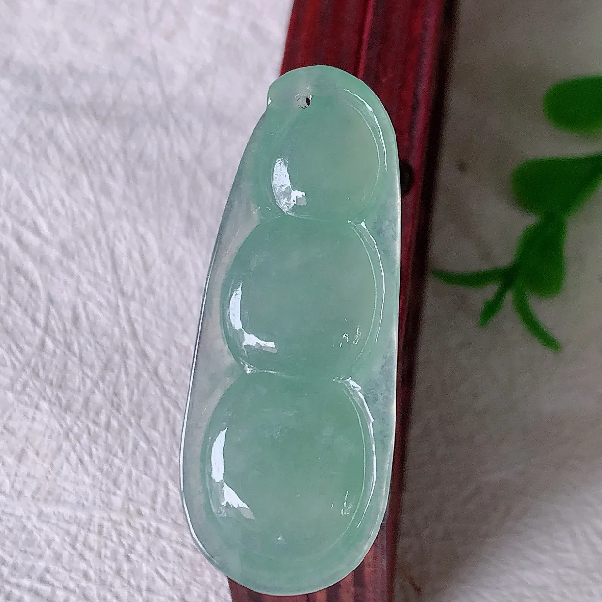 自然光实拍，冰种绿翡翠四季豆吊坠，平安豆福豆玉坠，冰润通透，豆粒饱满，寓意：豆蔻年华！#01.22