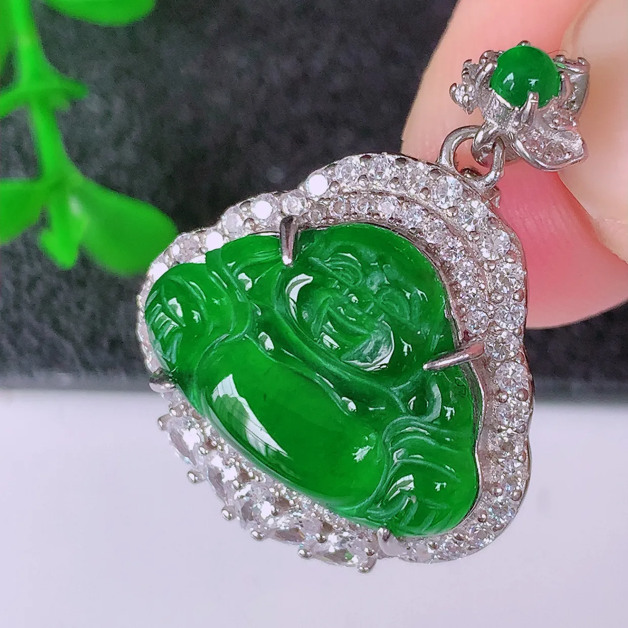 冰透满绿翡翠925银镶嵌吊坠，自然光实拍，翠色灵动，颜色漂亮，种老水足，品相佳，佩戴佳品！#98.24整体27.5*21.5*9.6裸石18*13