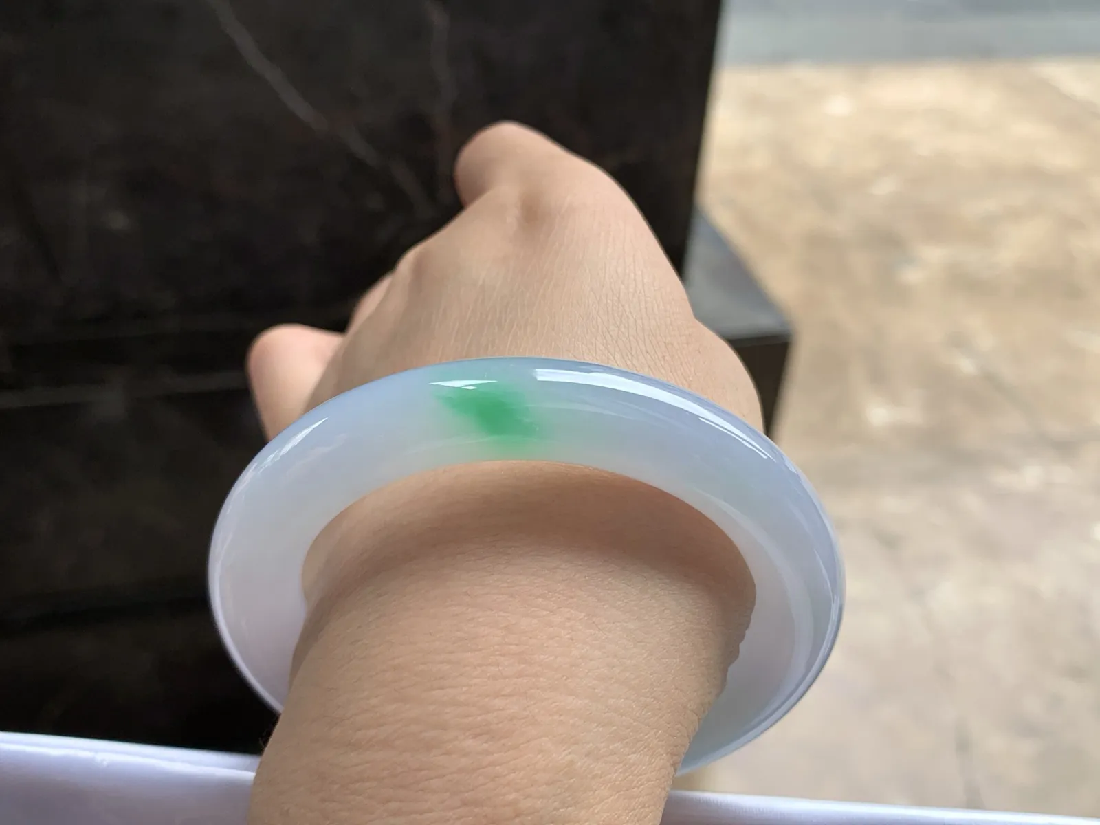 55-10.8

飘绿圆条手镯^_^底妆细腻色阳