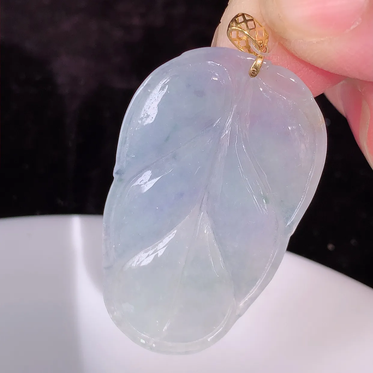 18K金镶嵌冰紫罗兰翡翠叶子吊坠 ，种水足，色泽清新，工艺精湛，叶子寓意美好；金枝玉叶，事业有成。#49.22