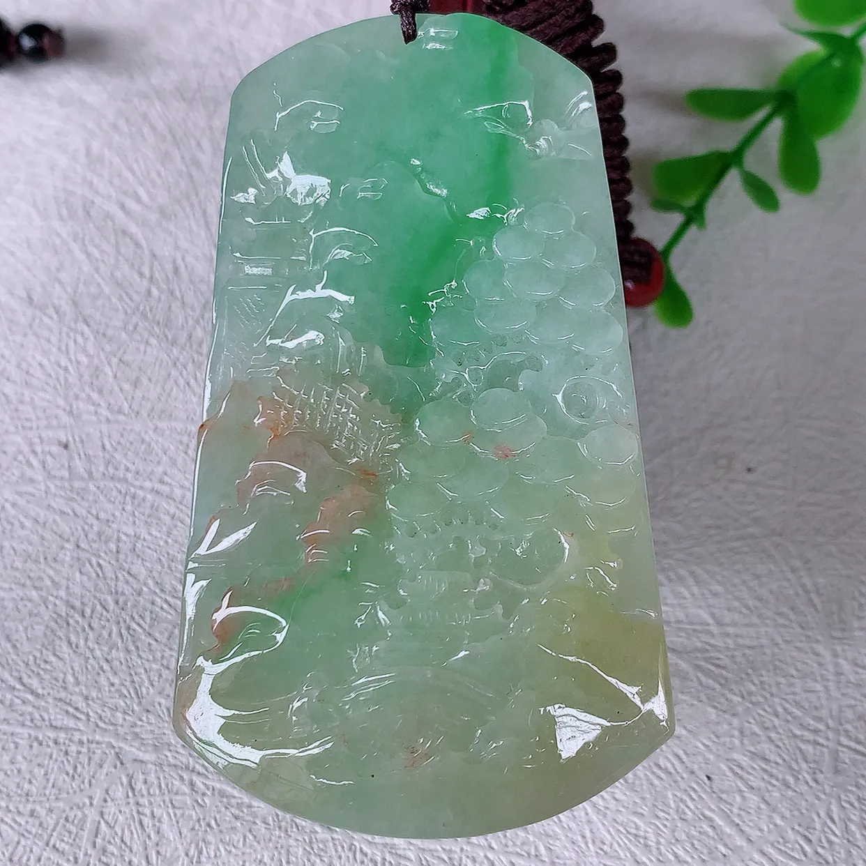 自然光实拍，冰润黄加绿翡翠山水牌吊坠，翡翠山水，立体生动形象，山水素材布局合理，意境感佳，佩戴上身效果更高贵 #46.24