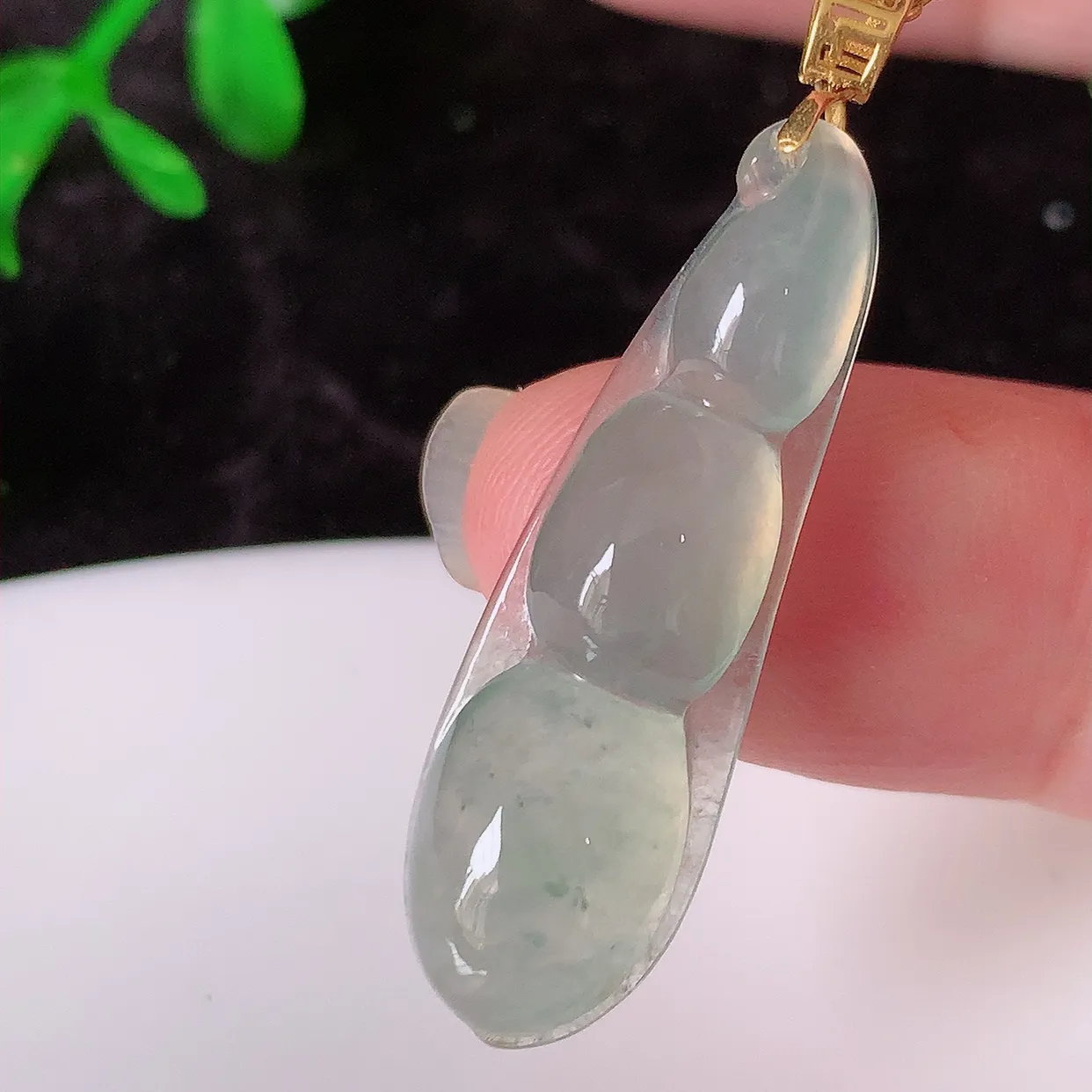 18K金镶嵌冰种翡翠四季豆吊坠，平安豆福豆玉坠，冰润通透，豆粒饱满，寓意：豆蔻年华！#41.22