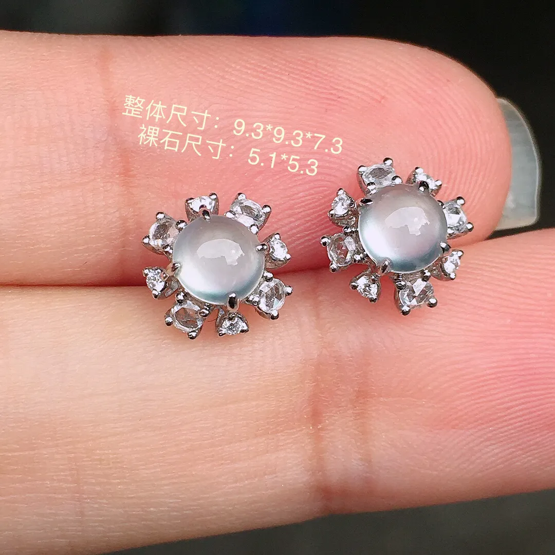 玻璃种蛋面耳钉，玉质细腻，荧光感超
强，饱满圆润，尽显优雅气质，18k
金豪华镶嵌
