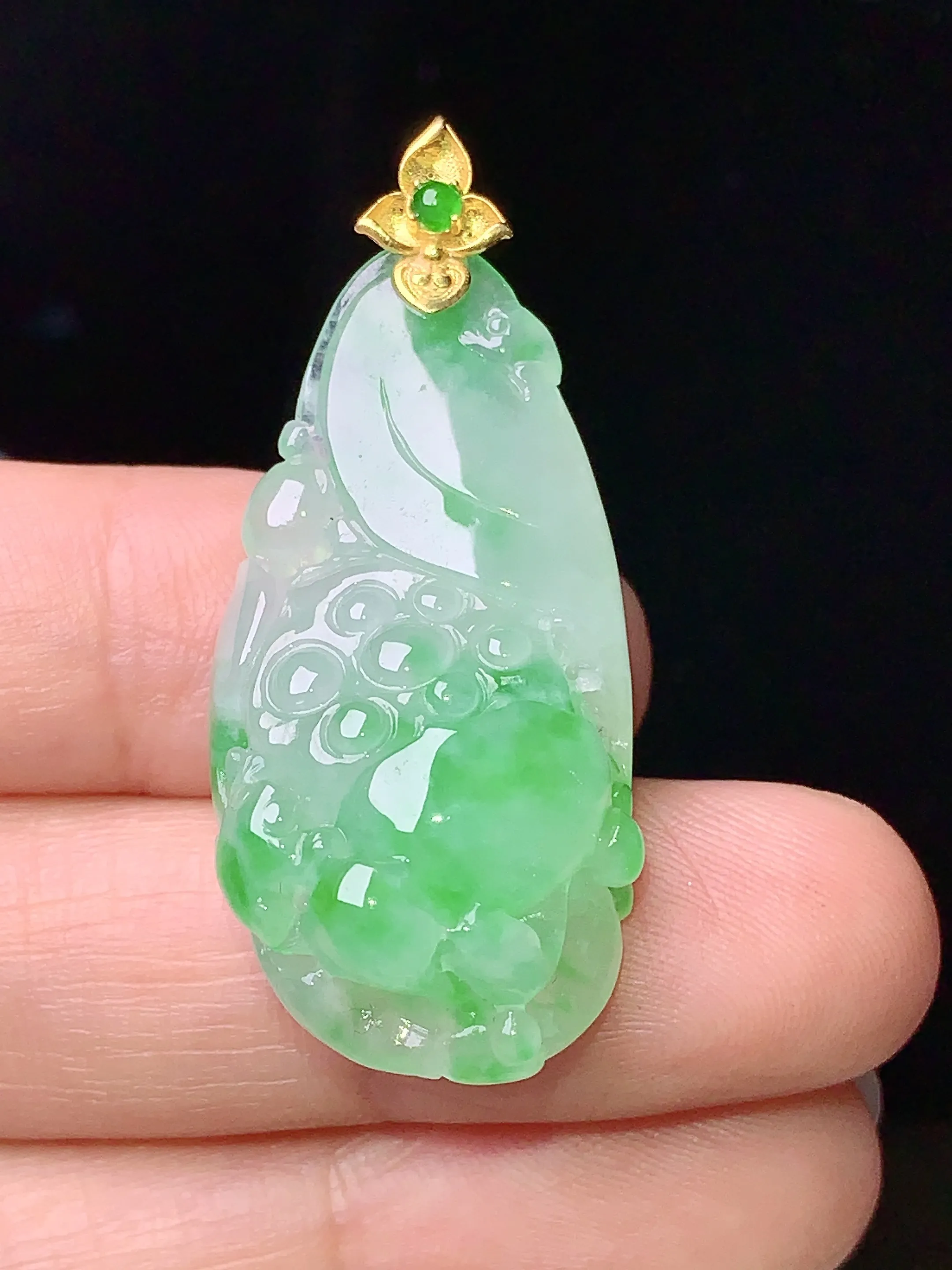18k金镶嵌飘绿雕花花件吊坠 玉质细腻 色泽清新艳丽 整体尺寸40*17.3*10