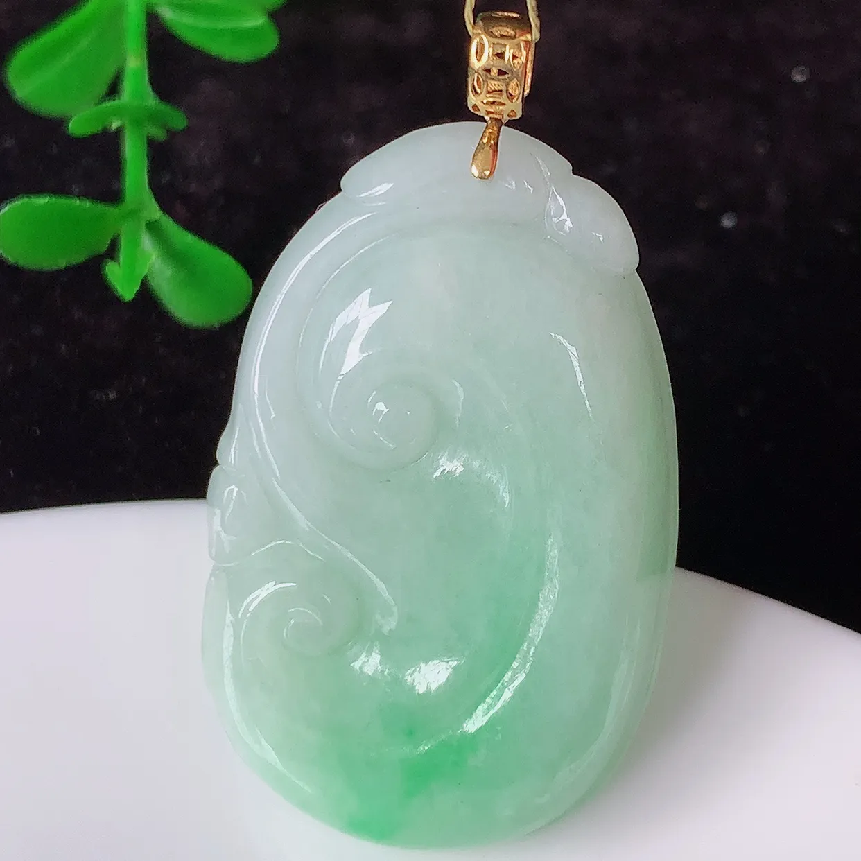 18K金镶嵌冰润飘绿翡翠万事如意吊坠，玉质细腻，时‮大尚‬方，款式经典，佩戴优雅高贵上档次！#35.